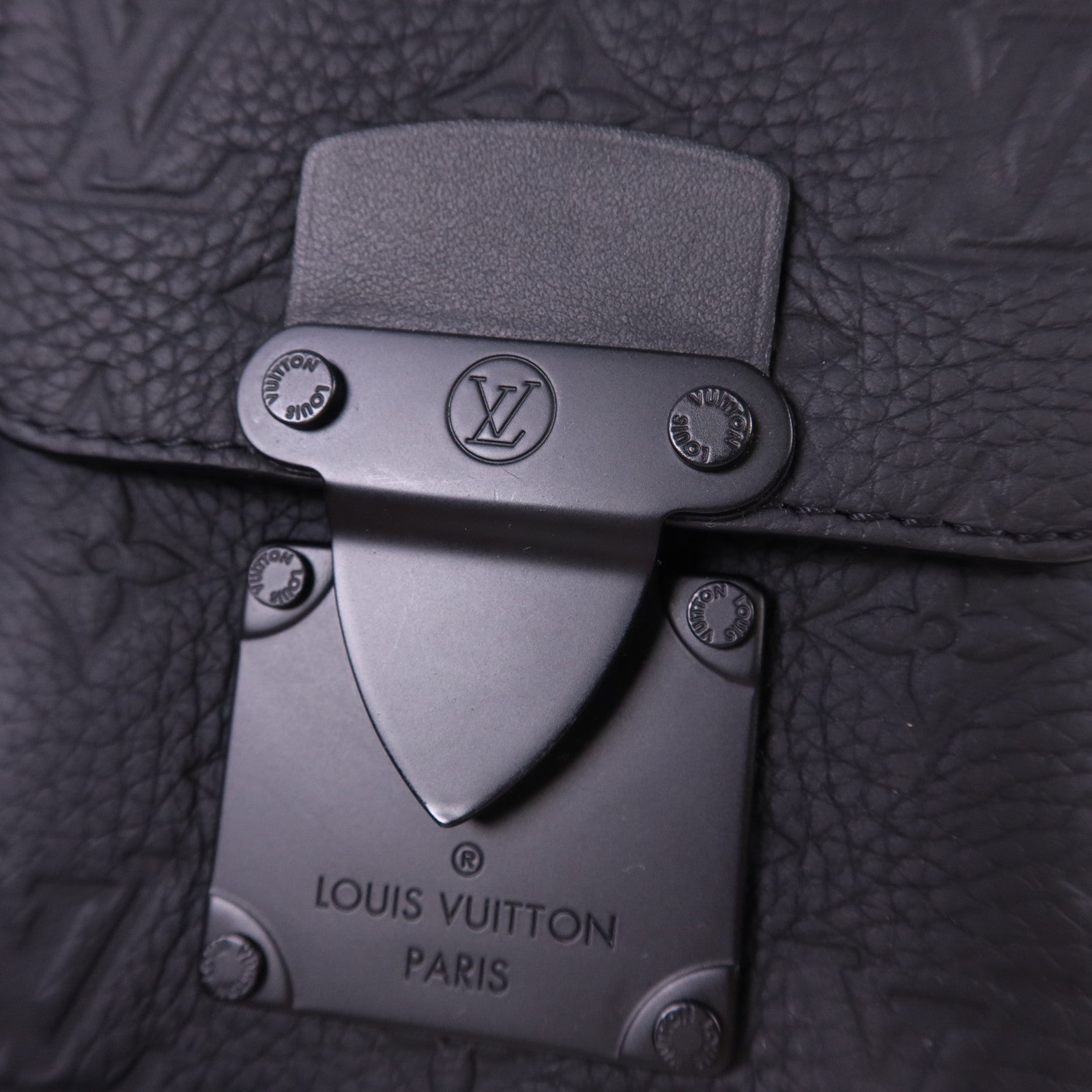 LOUIS VUITTON Monogram Taurillon S-Lock Vertical Wearable肩背袋
