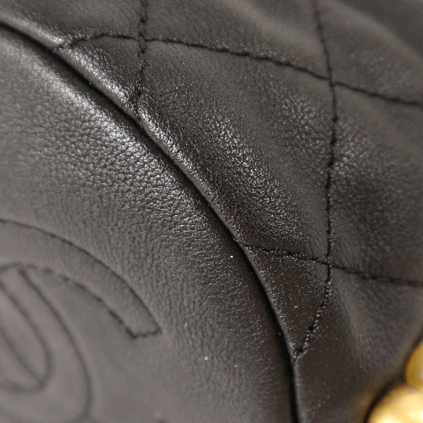 CHANEL 牛皮皮革Mini Pearl Bucket Bag金扣鏈帶肩背袋