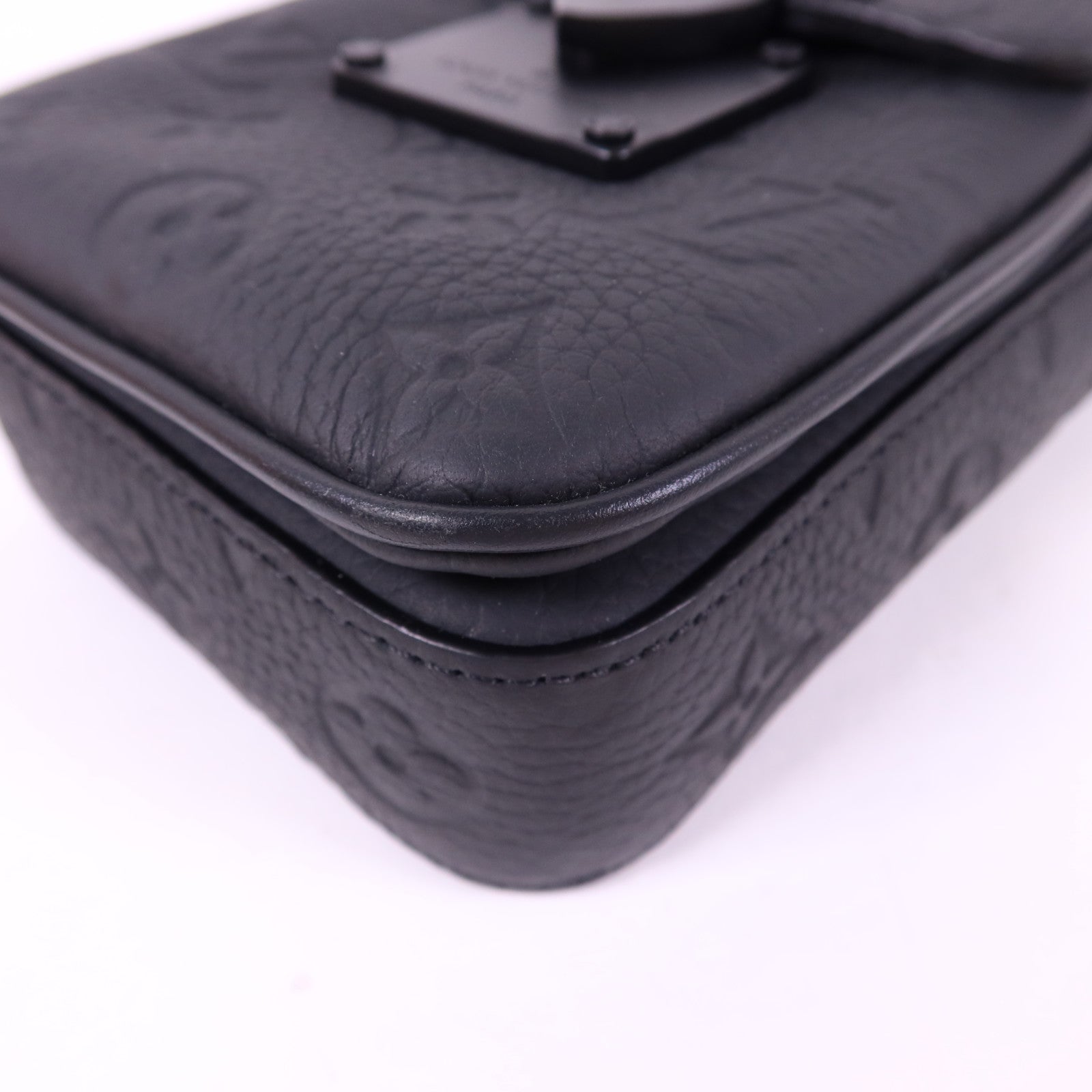 LOUIS VUITTON Monogram Taurillon S-Lock Vertical Wearable肩背袋