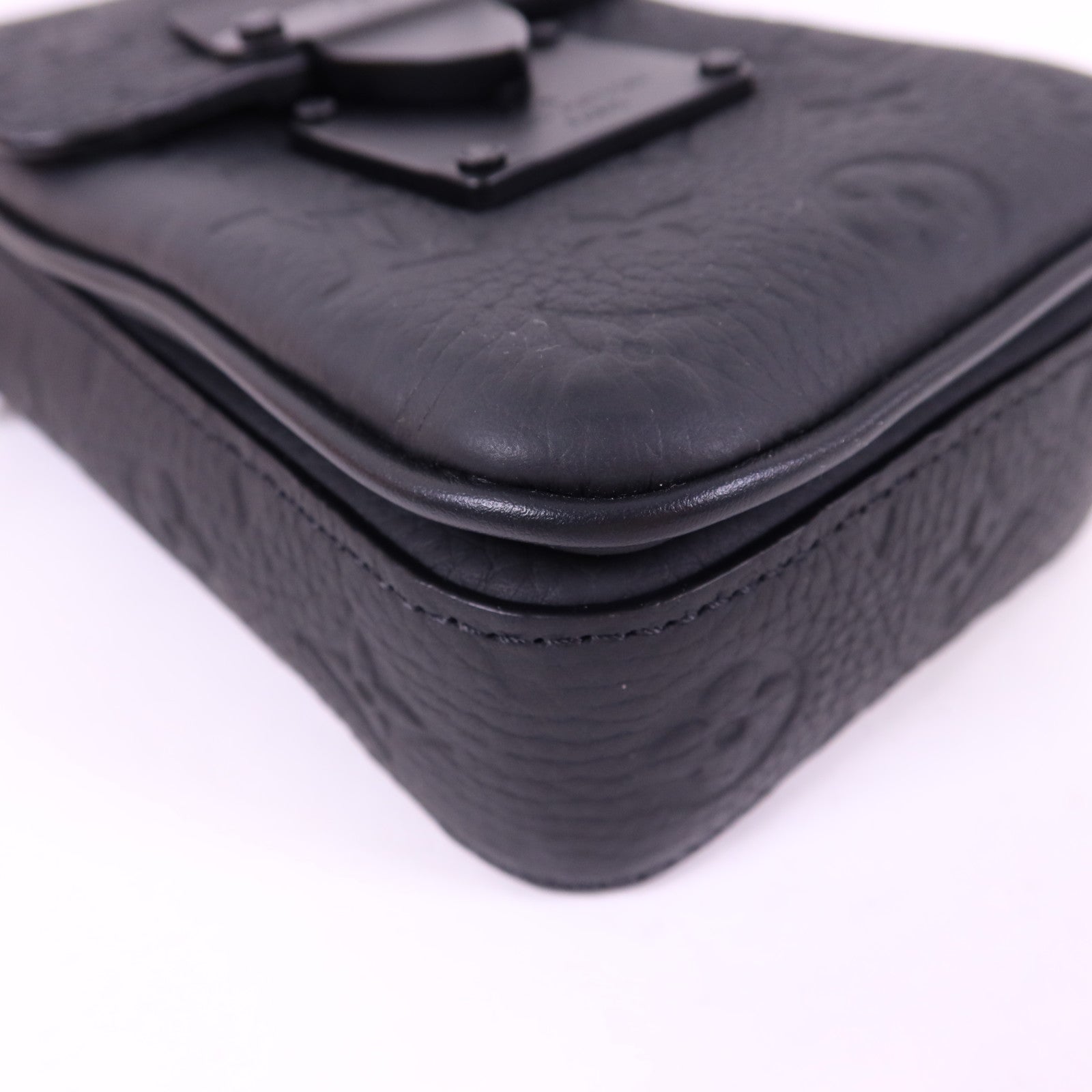 LOUIS VUITTON Monogram Taurillon S-Lock Vertical Wearable肩背袋