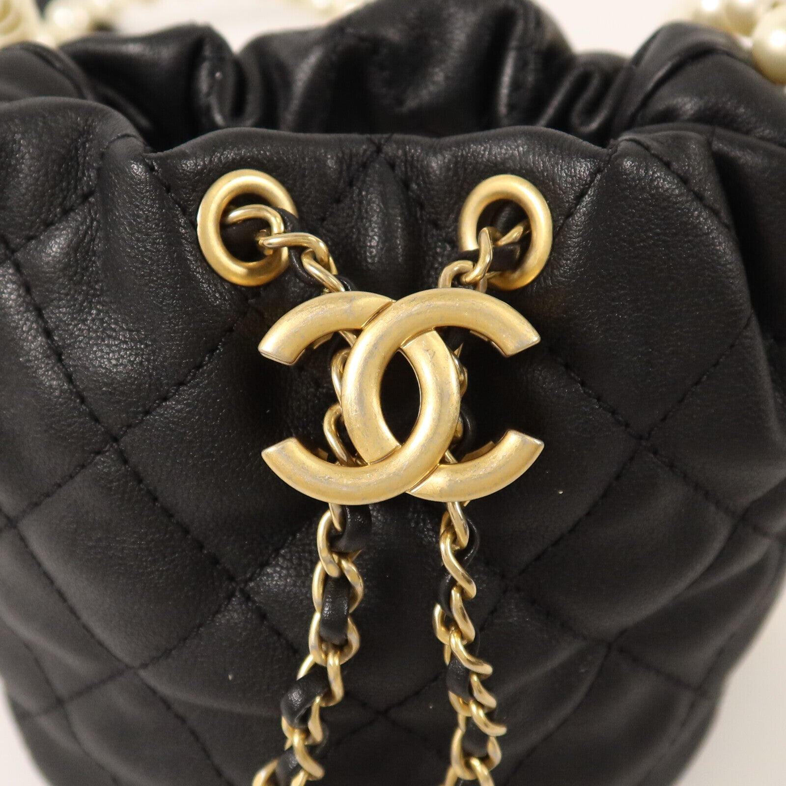 CHANEL 牛皮皮革Mini Pearl Bucket Bag金扣鏈帶肩背袋