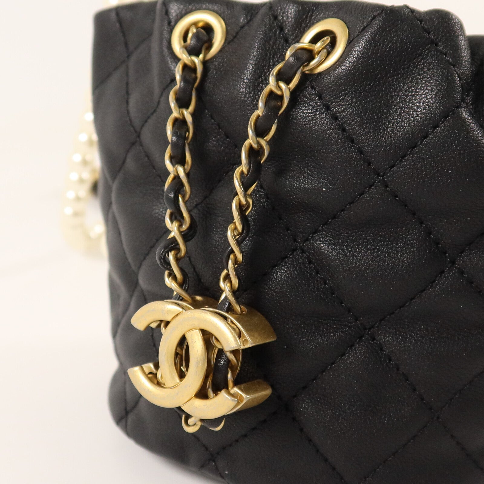 CHANEL 牛皮皮革Mini Pearl Bucket Bag金扣鏈帶肩背袋