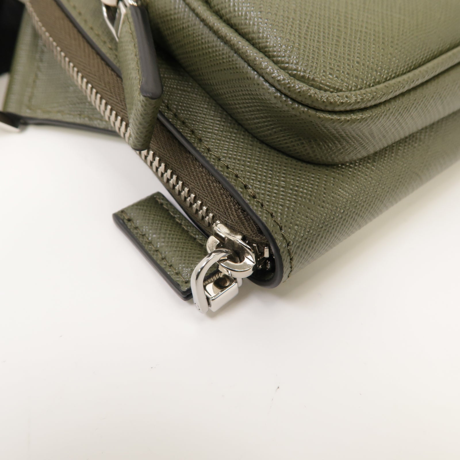 PRADA Saffiano皮革Belt Bag銀扣腰包綠色