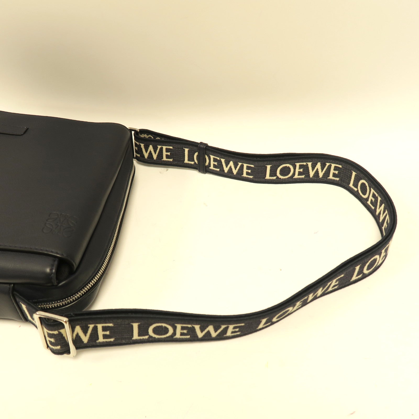 LOEWE 【激減優惠】牛皮皮革Military Messenger銀扣肩背袋深藍色