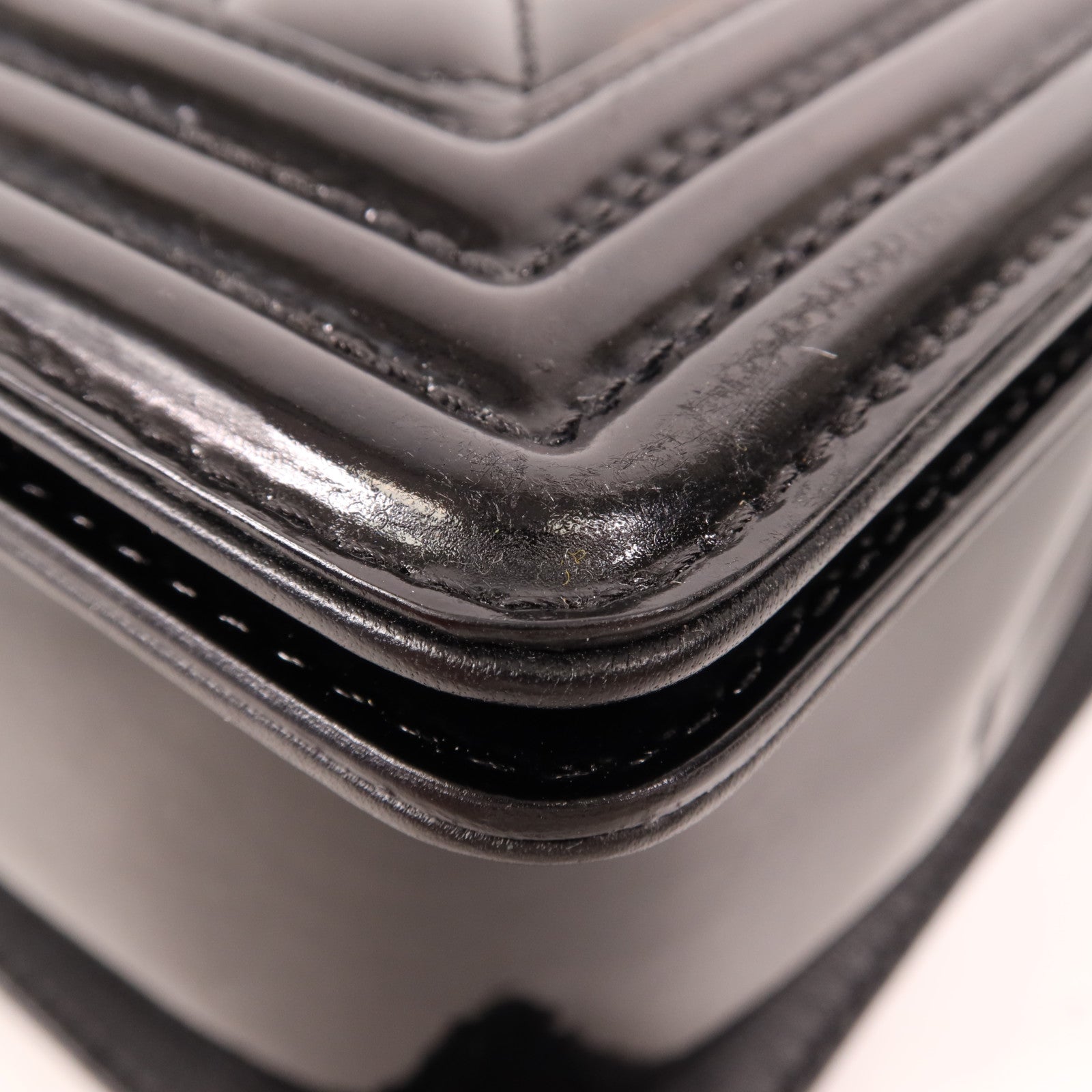 CHANEL 漆皮皮革Boy 28銀扣肩背袋