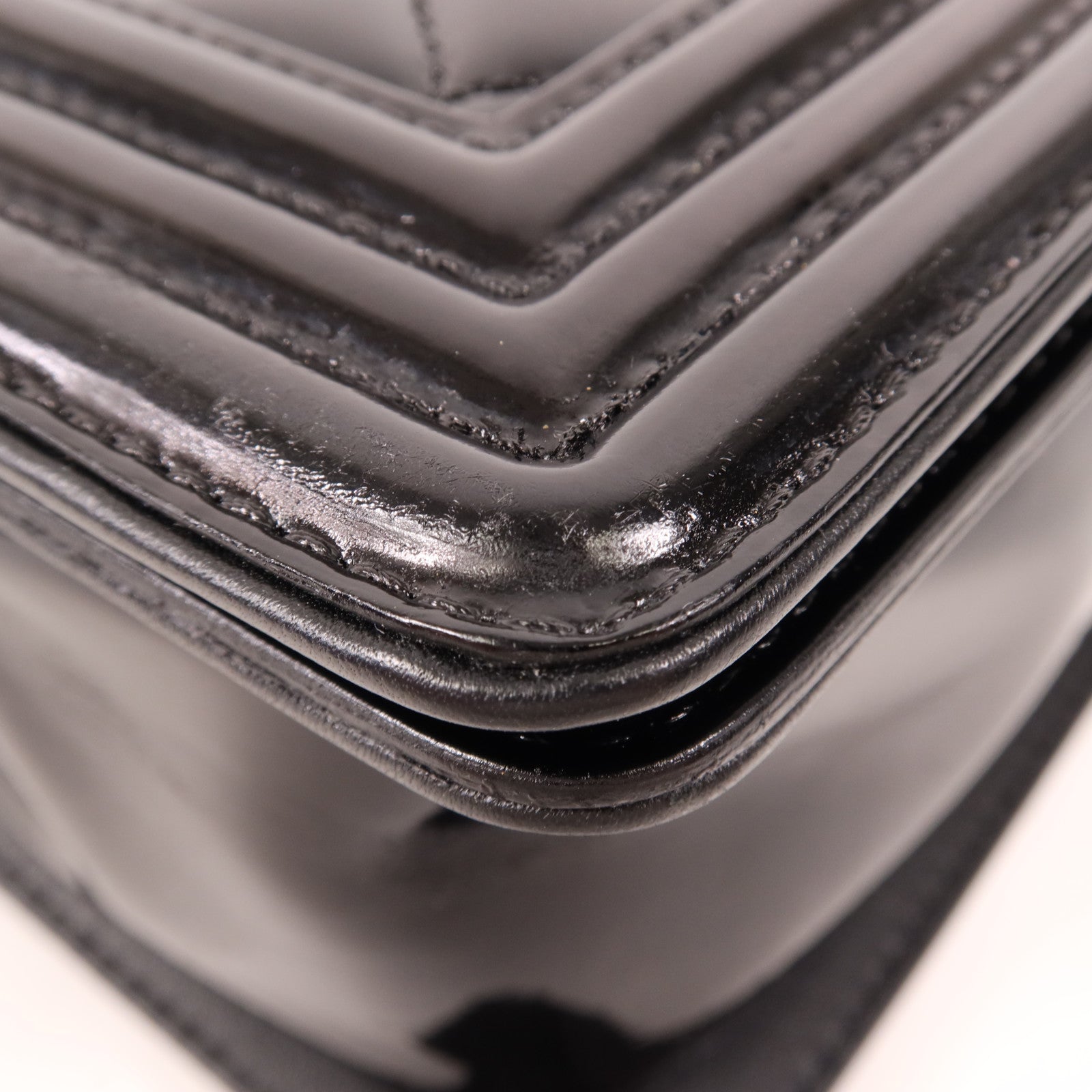 CHANEL 漆皮皮革Boy 28銀扣肩背袋