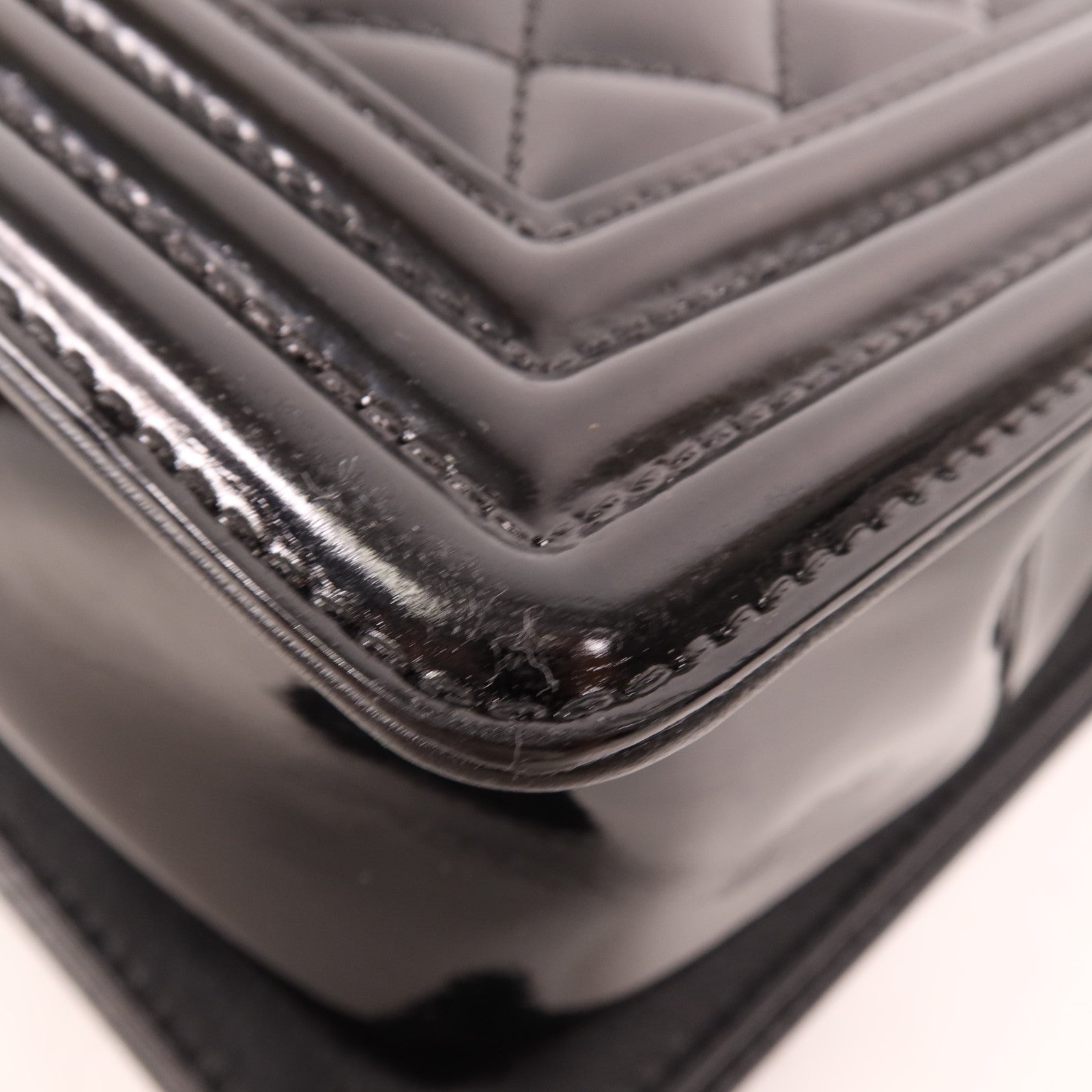 CHANEL 漆皮皮革Boy 28銀扣肩背袋