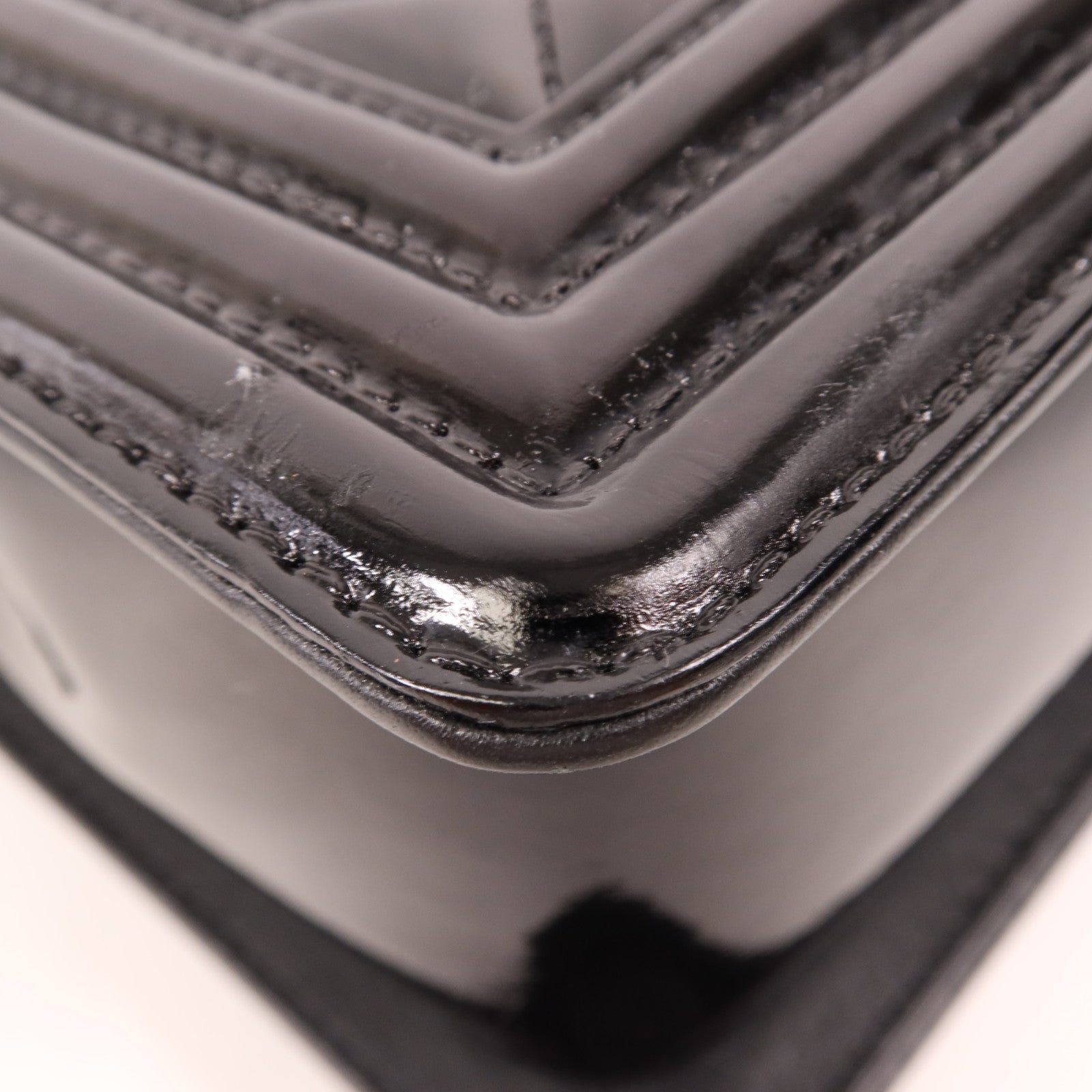 CHANEL 漆皮皮革Boy 28銀扣肩背袋