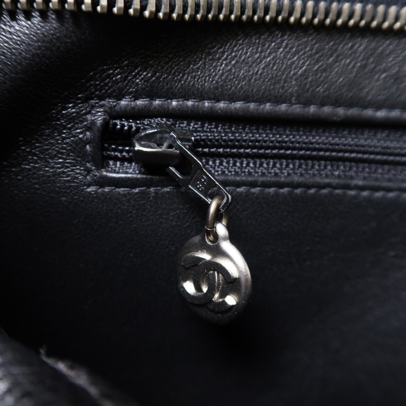 CHANEL 牛皮皮革Matelasse銀扣肩背袋
