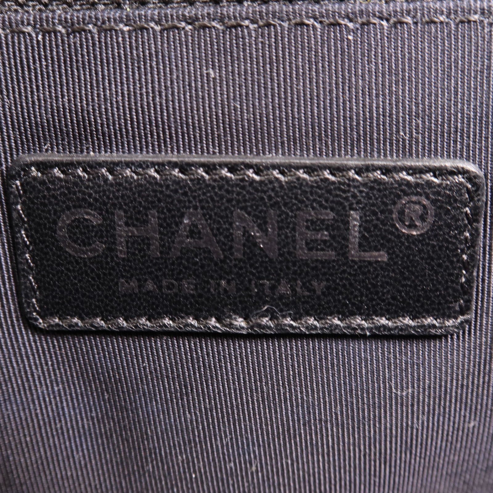 CHANEL 漆皮皮革Boy 28銀扣肩背袋