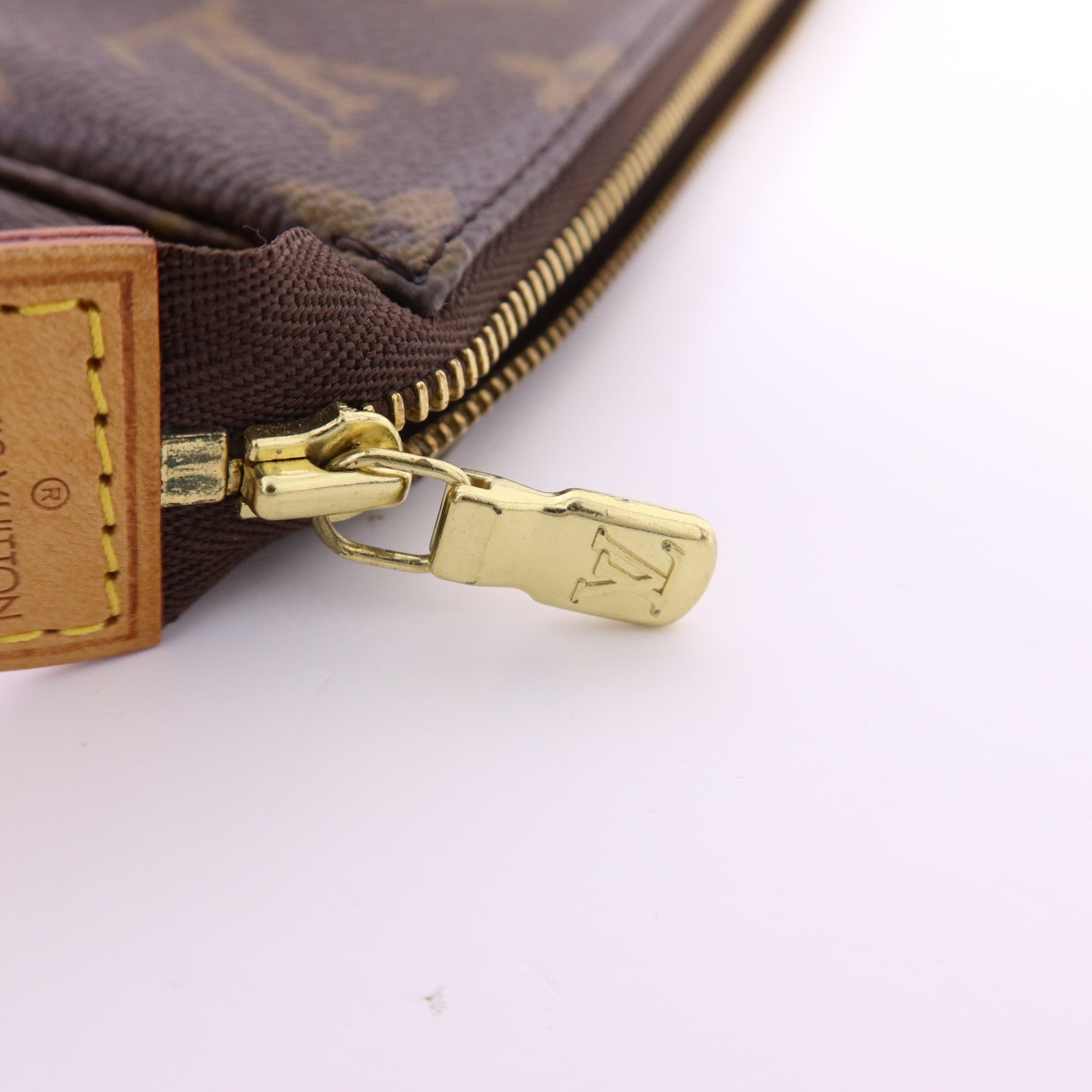 LOUIS VUITTON Monogram Pochette Accessoires金扣手挽袋棕色