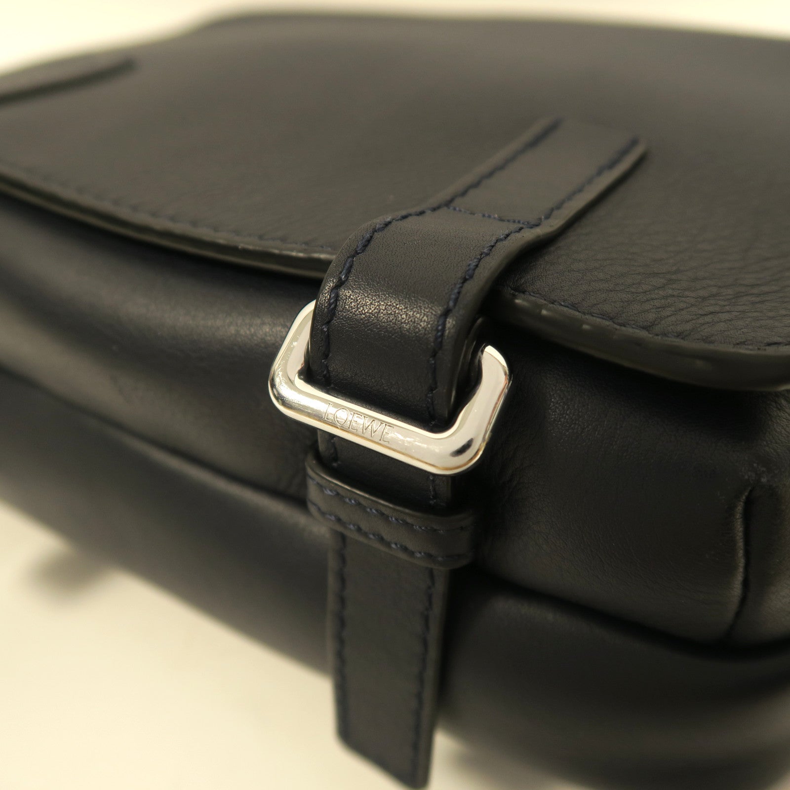 LOEWE 【激減優惠】牛皮皮革Military Messenger銀扣肩背袋深藍色