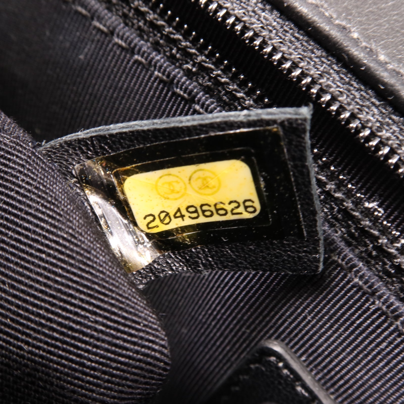 CHANEL 漆皮皮革Boy 28銀扣肩背袋