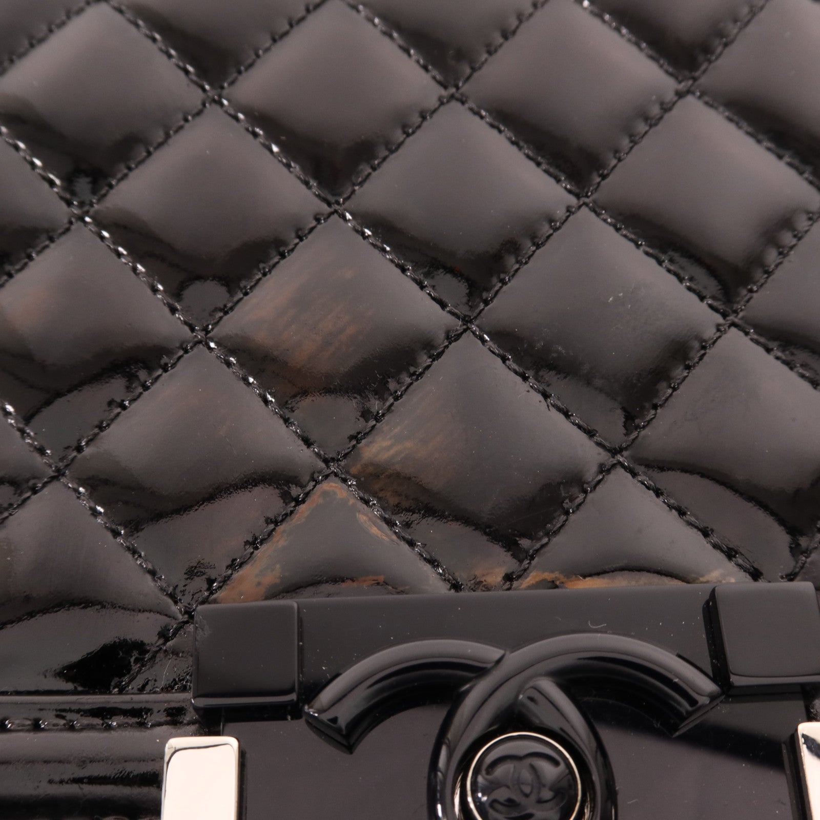 CHANEL 漆皮皮革Boy 28銀扣肩背袋