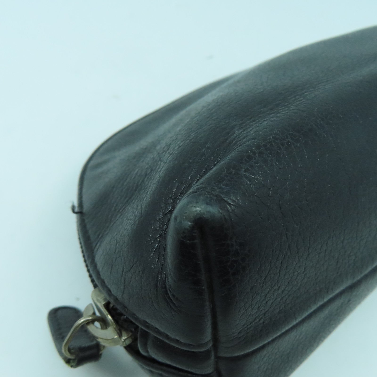 CHANEL 【激減優惠】牛皮皮革Pouch銀扣手拿包黑色