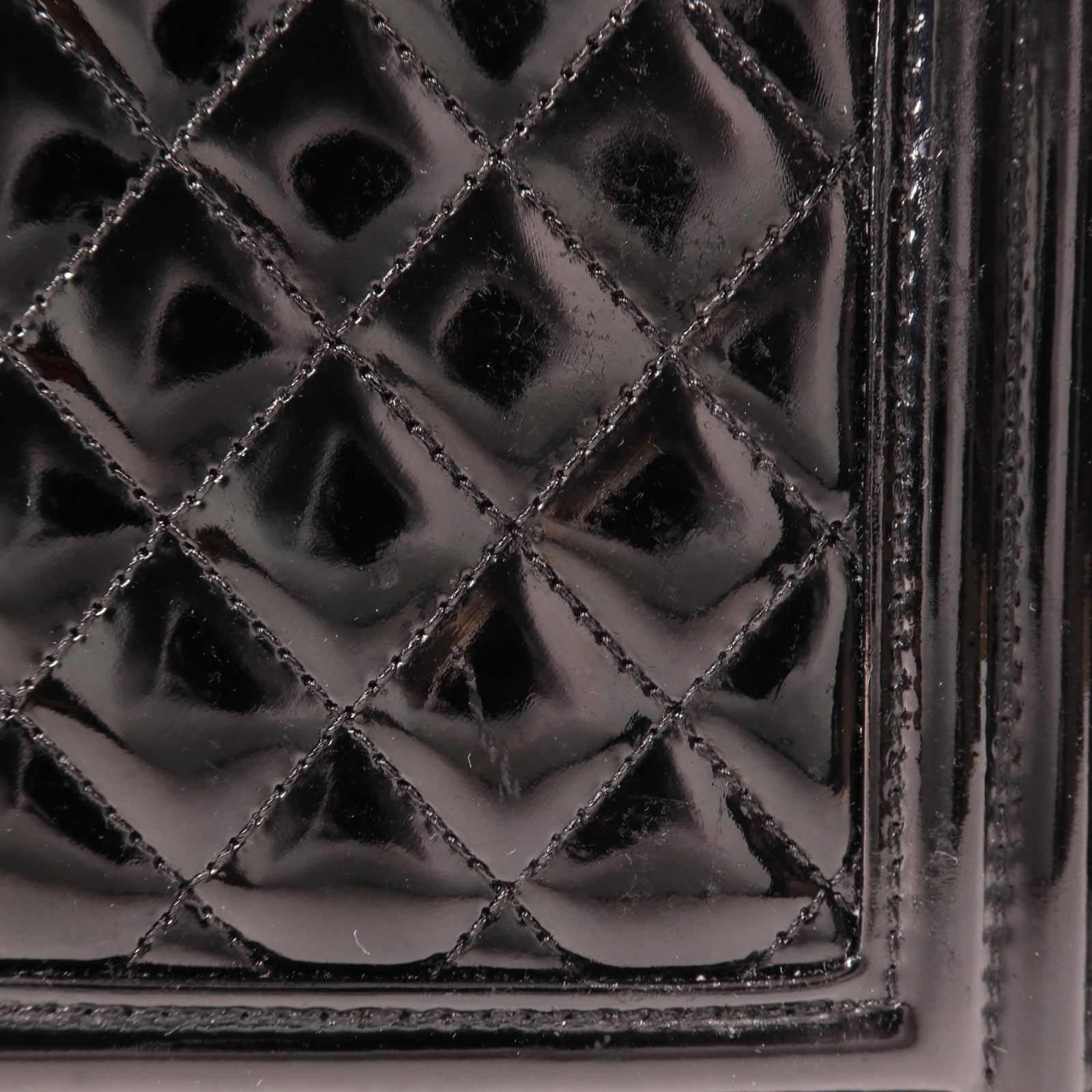 CHANEL 漆皮皮革Boy 28銀扣肩背袋