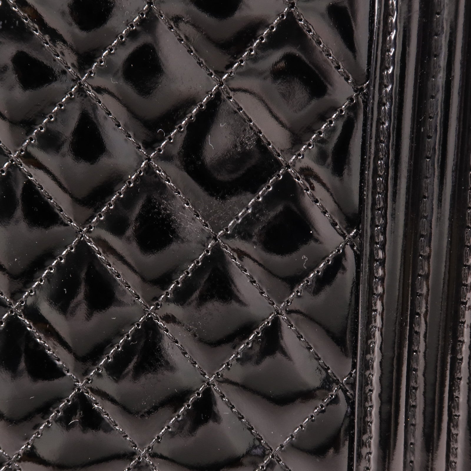 CHANEL 漆皮皮革Boy 28銀扣肩背袋