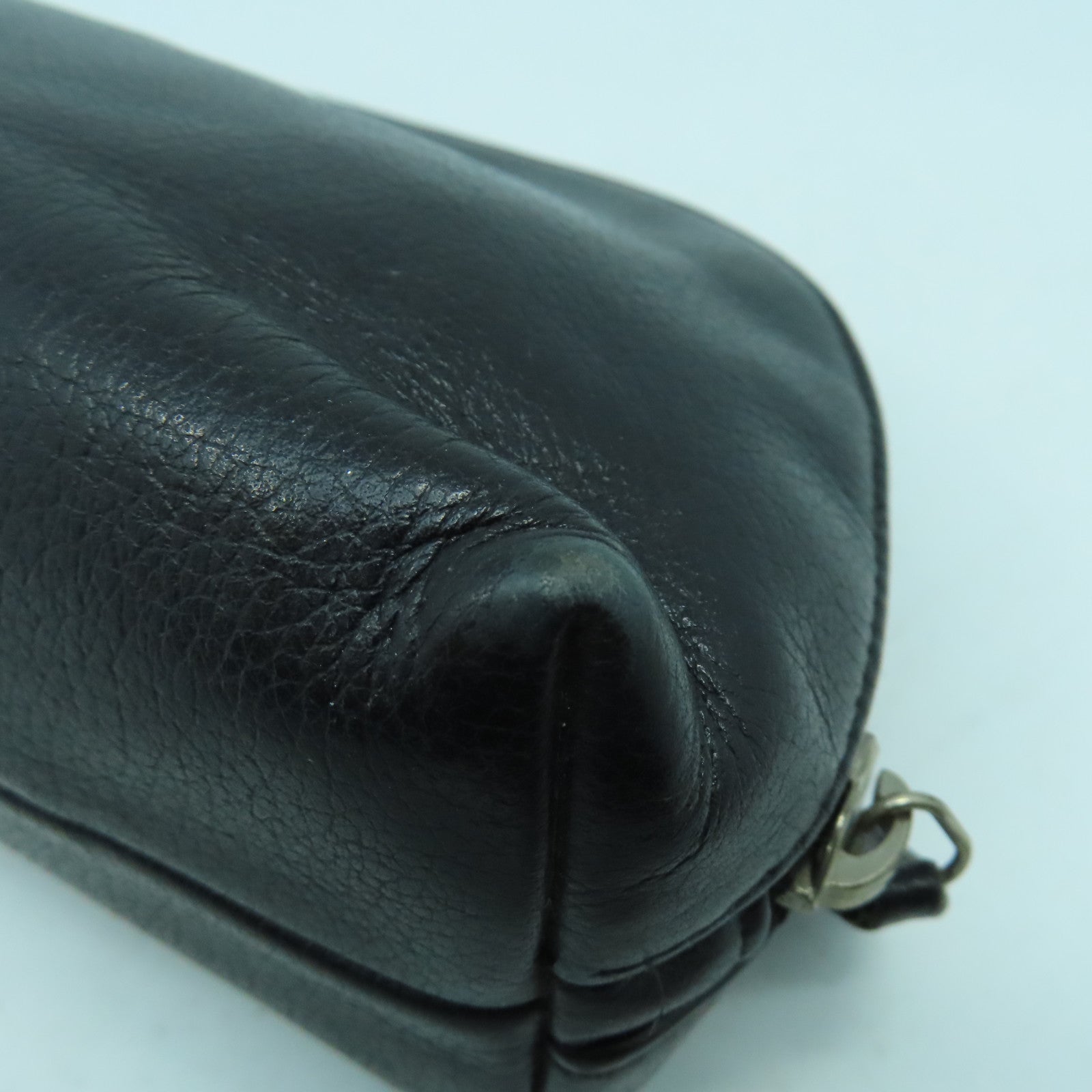 CHANEL 【激減優惠】牛皮皮革Pouch銀扣手拿包黑色