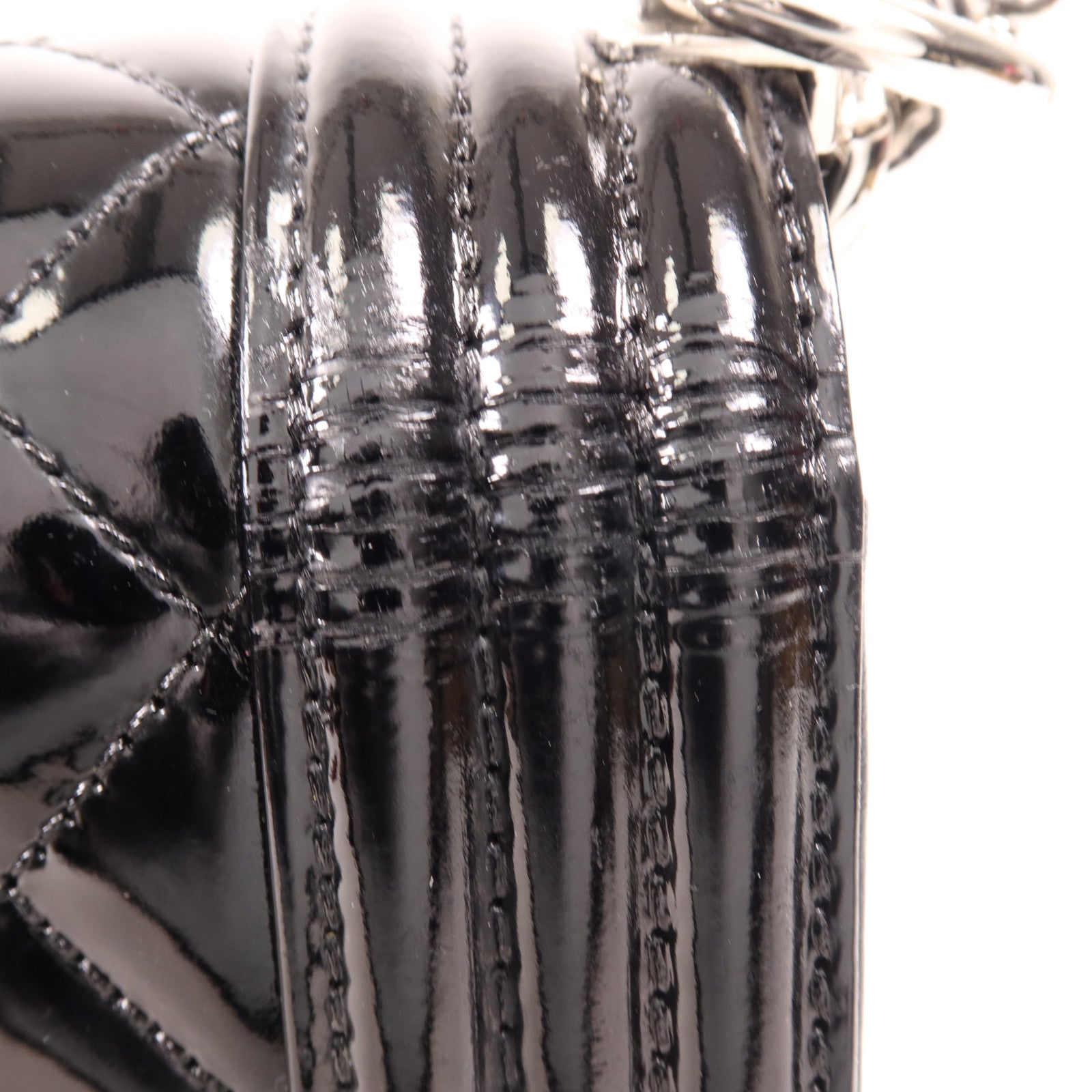 CHANEL 漆皮皮革Boy 28銀扣肩背袋