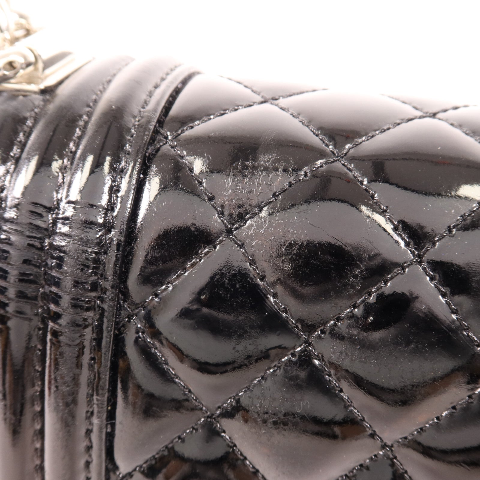 CHANEL 漆皮皮革Boy 28銀扣肩背袋