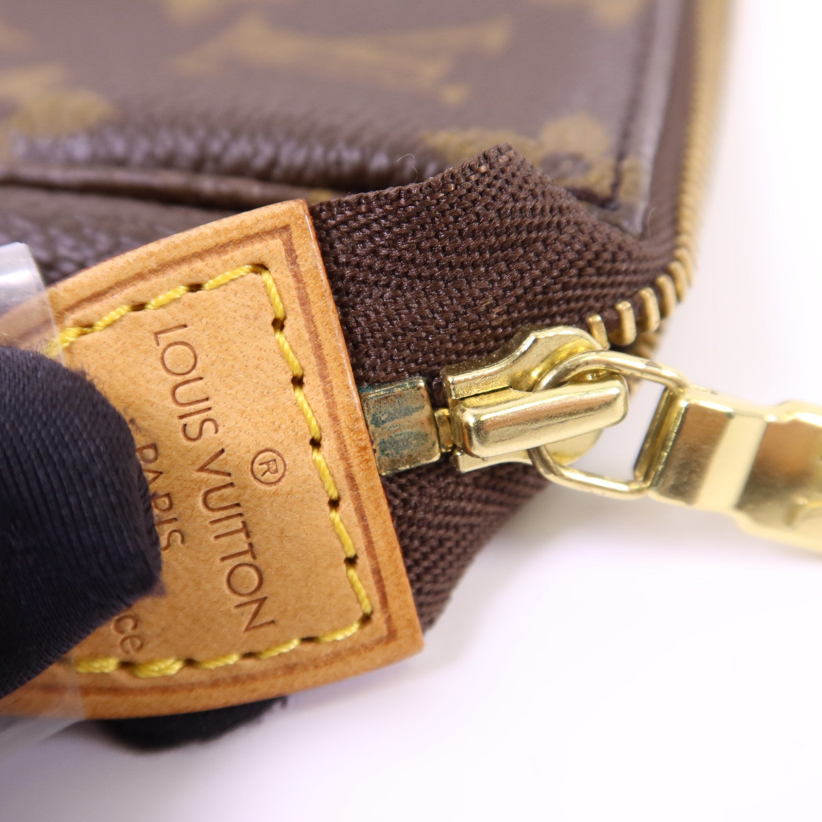 LOUIS VUITTON Monogram Pochette Accessoires金扣手挽袋棕色