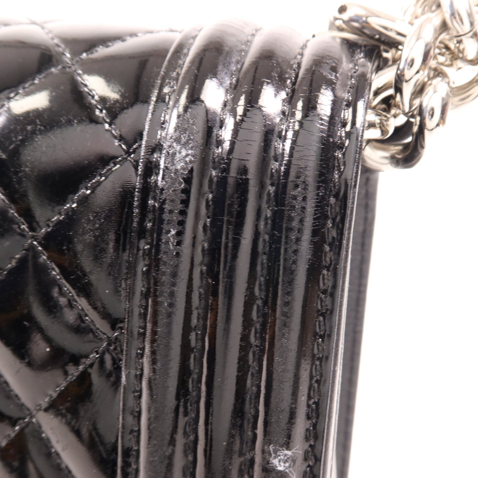 CHANEL 漆皮皮革Boy 28銀扣肩背袋