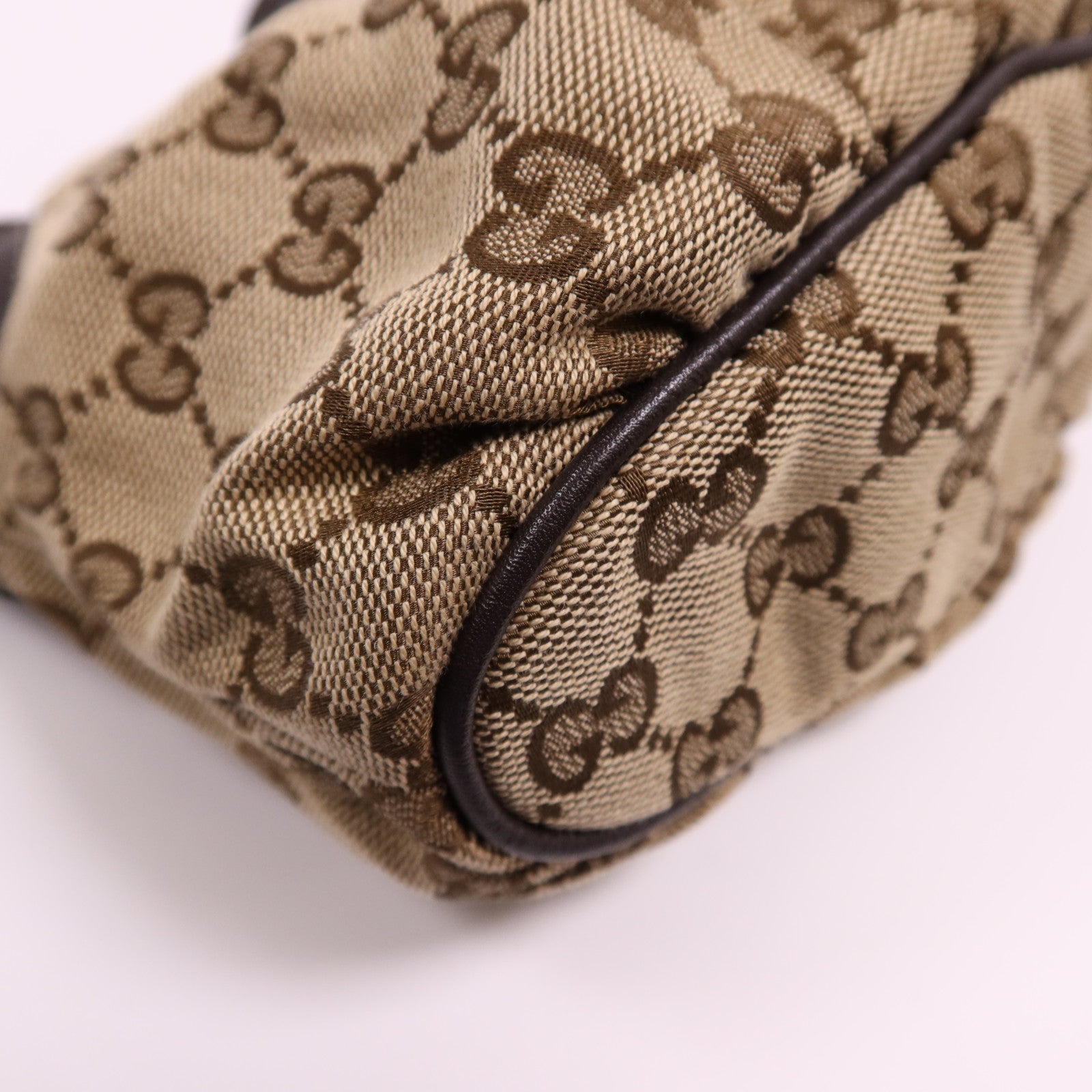 GUCCI 帆布Shoulder Pouch金扣肩背袋
