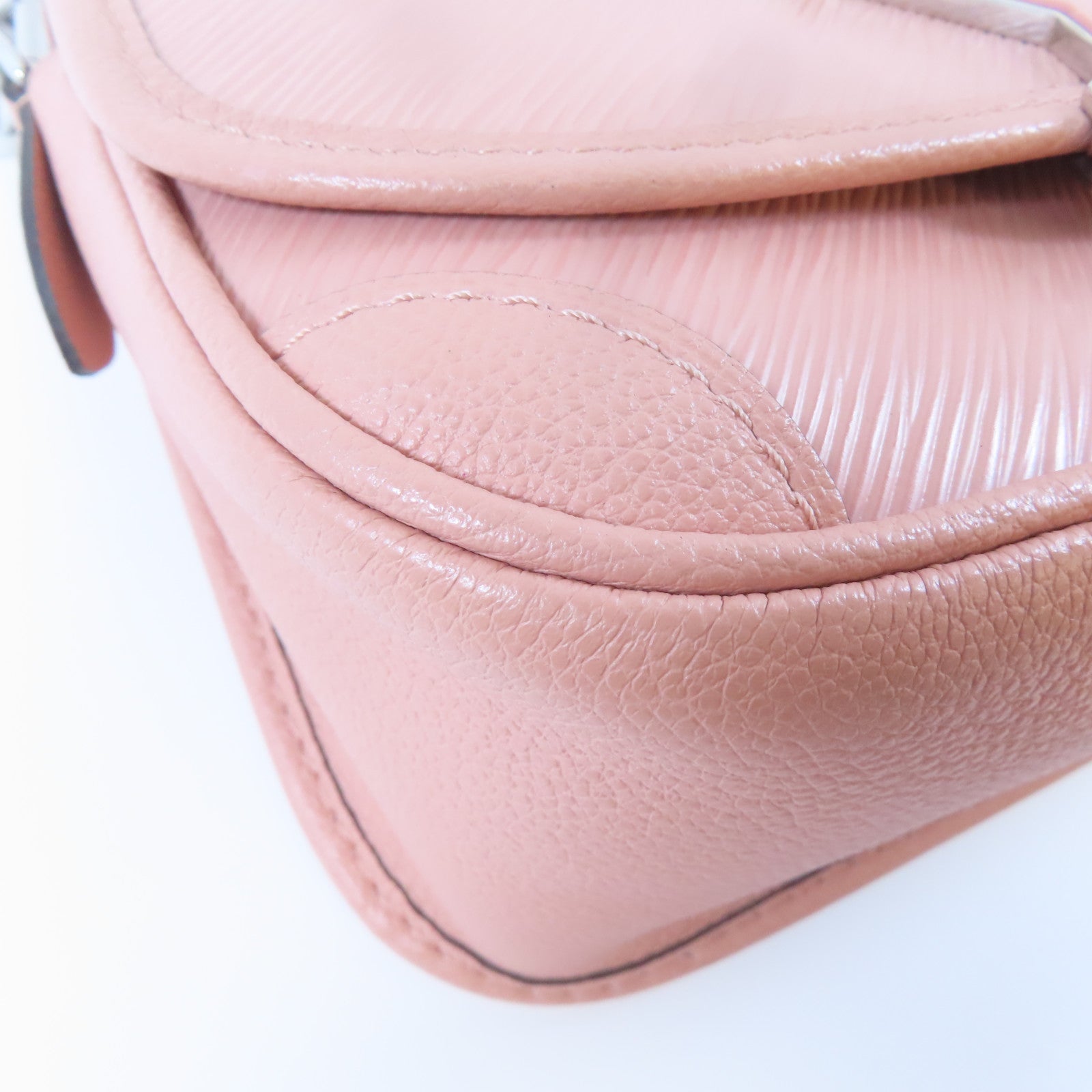 LOUIS VUITTON EPI Buci銀扣肩背袋粉紅色