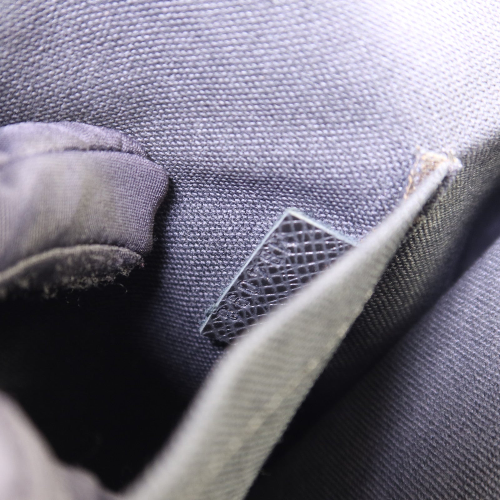 LOUIS VUITTON Taiga Anton Messenger Bag銀扣公事包