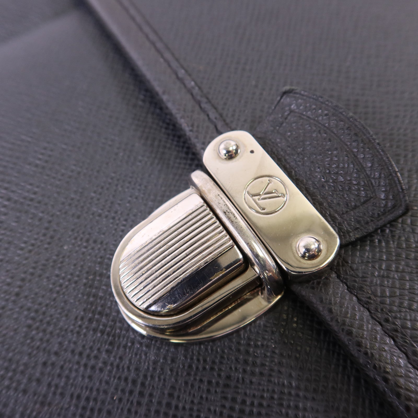 LOUIS VUITTON Taiga Anton Messenger Bag銀扣公事包