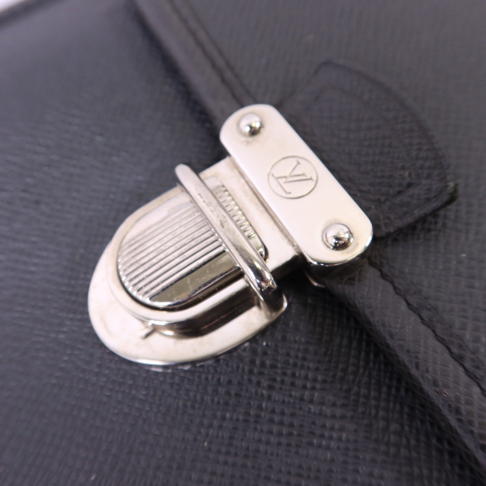 LOUIS VUITTON Taiga Anton Messenger Bag銀扣公事包