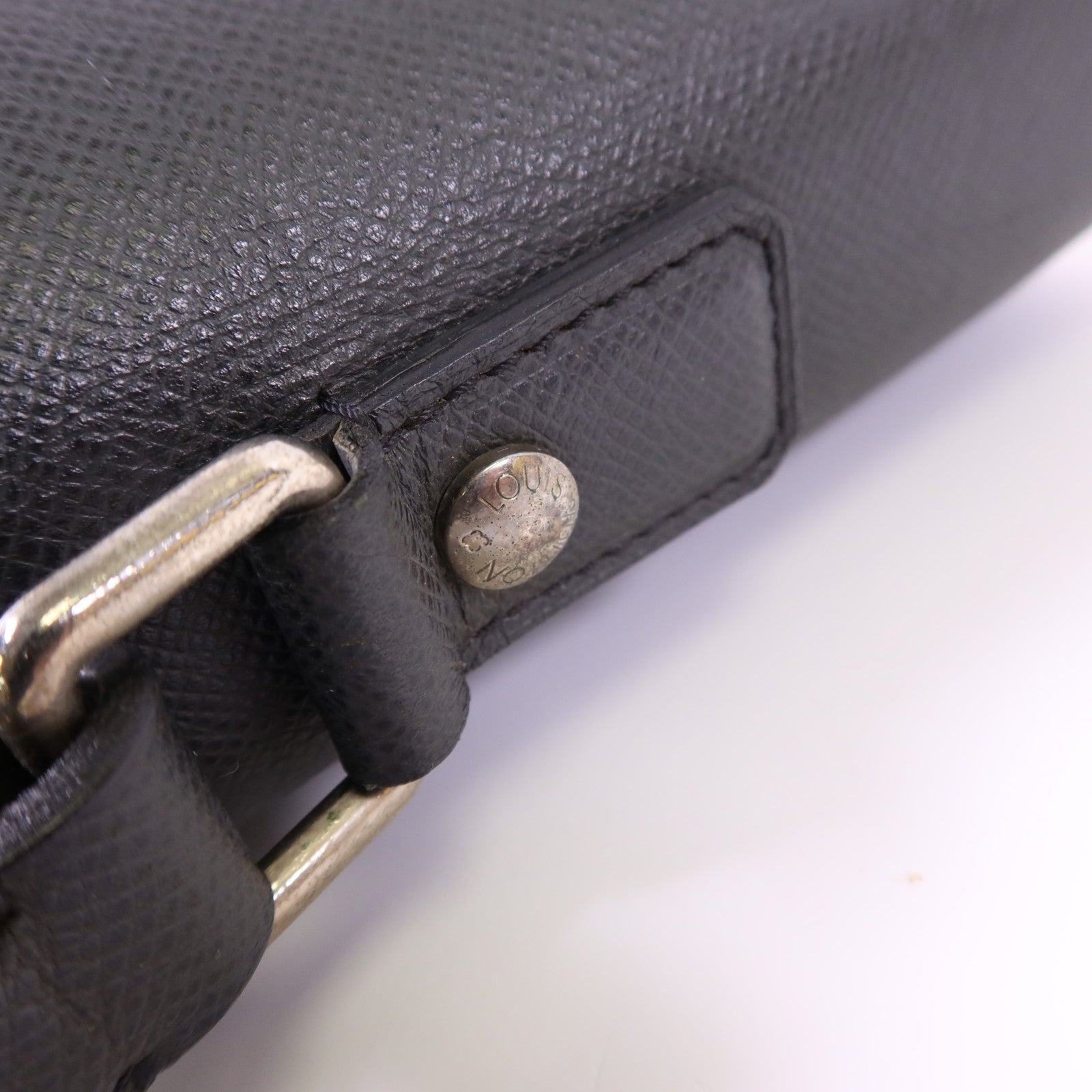 LOUIS VUITTON Taiga Anton Messenger Bag銀扣公事包