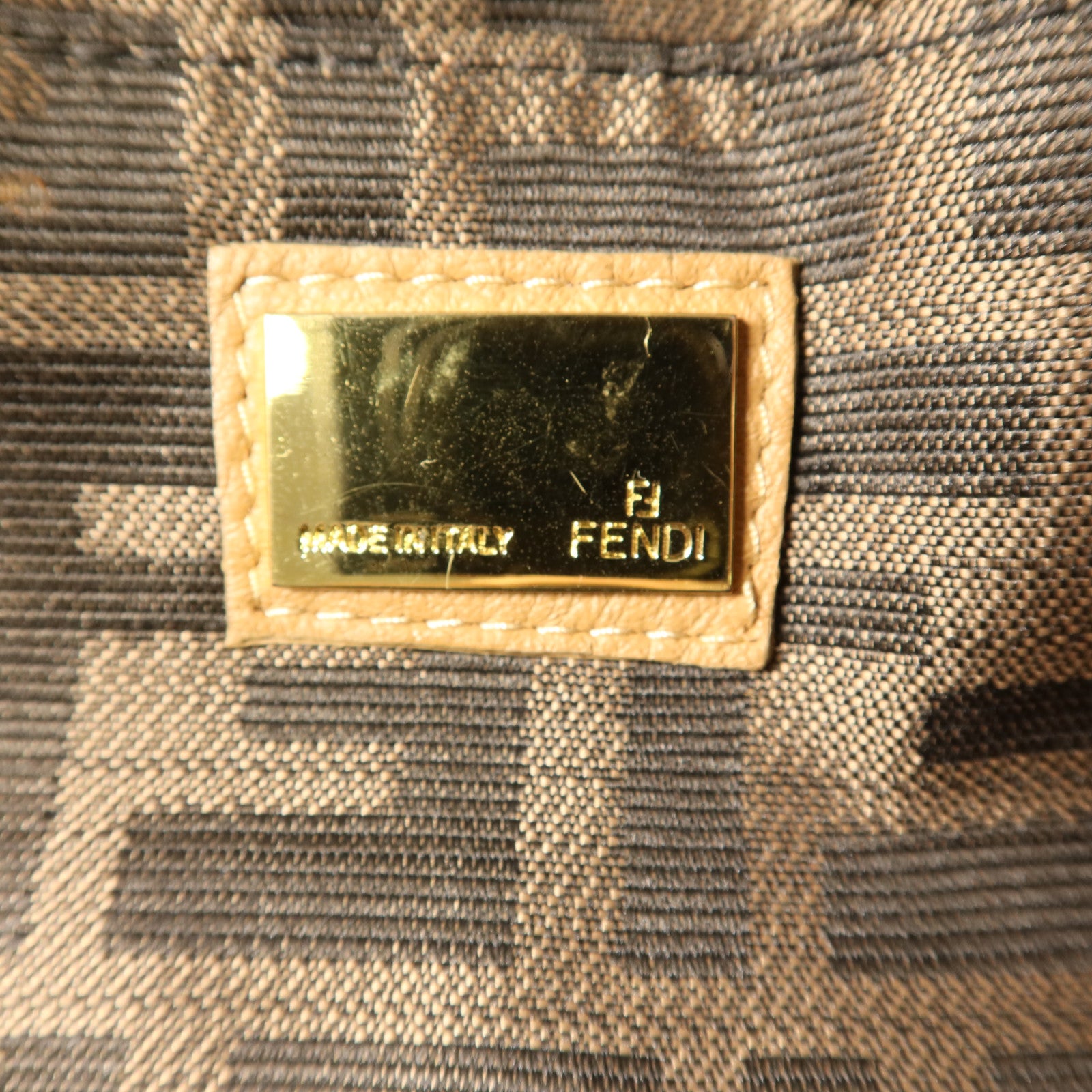 FENDI 牛皮皮革Shoulder Bag金扣肩背袋