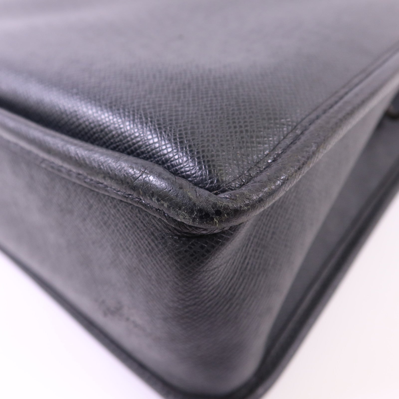 LOUIS VUITTON Taiga Anton Messenger Bag銀扣公事包