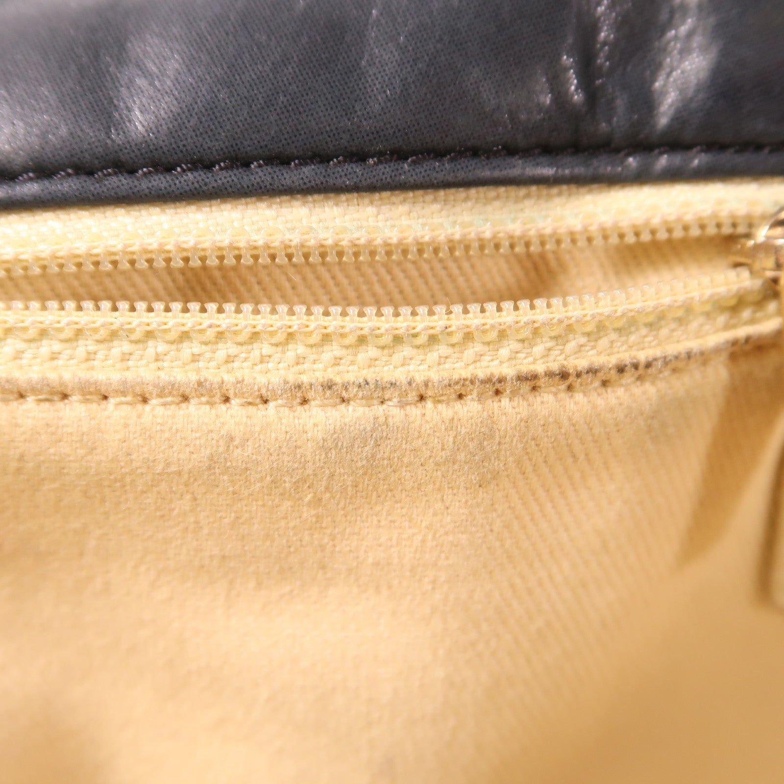 CHANEL 牛皮皮革Chain Shoulder金扣鏈帶肩背袋