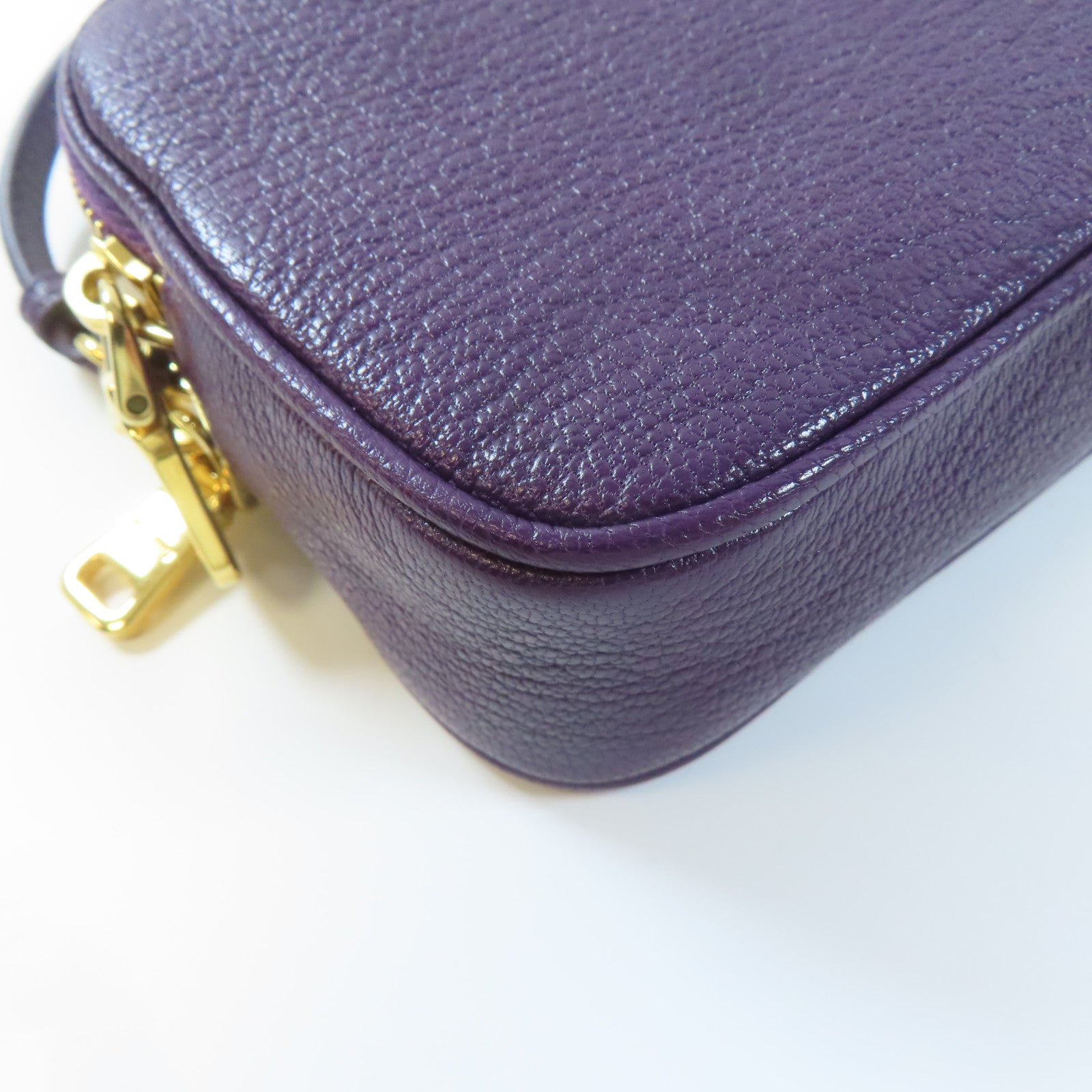 Miu Miu 牛皮皮革Pouch金扣手拿包紫色