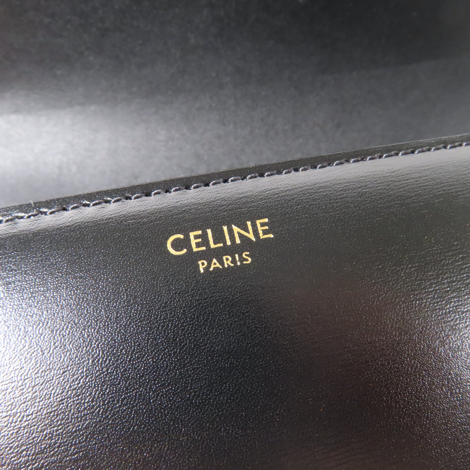 CELINE 牛皮皮革Triomphe Medium金扣肩背袋黑色