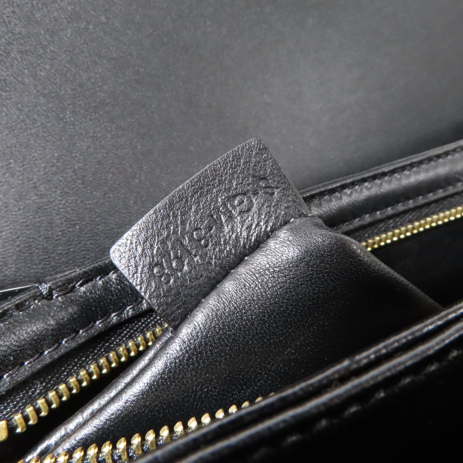 CELINE 牛皮皮革Triomphe Medium金扣肩背袋黑色