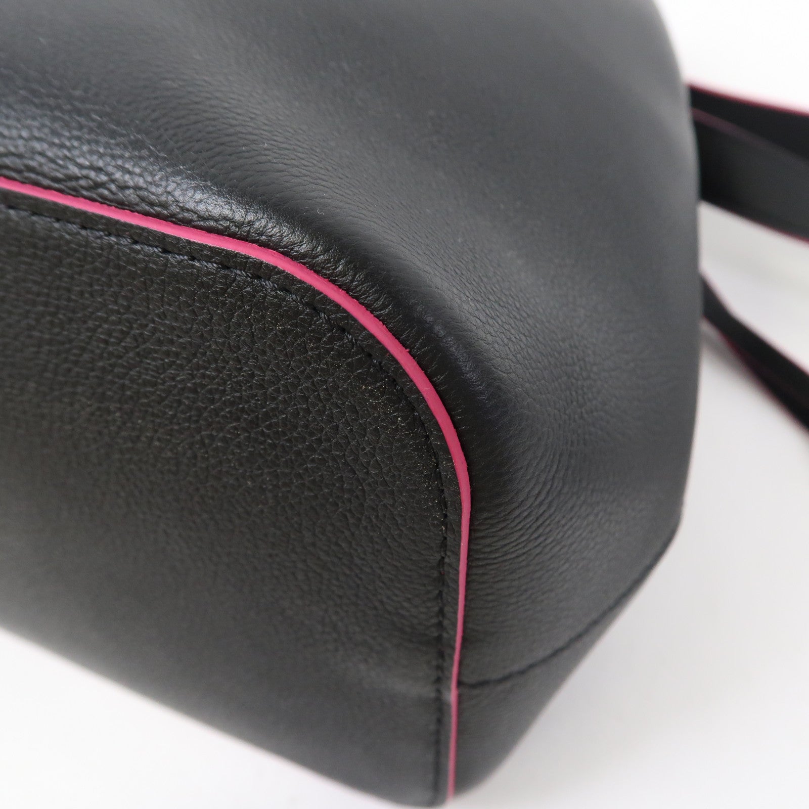 LOUIS VUITTON 牛皮皮革Lockme Bucket銀扣肩背袋黑色