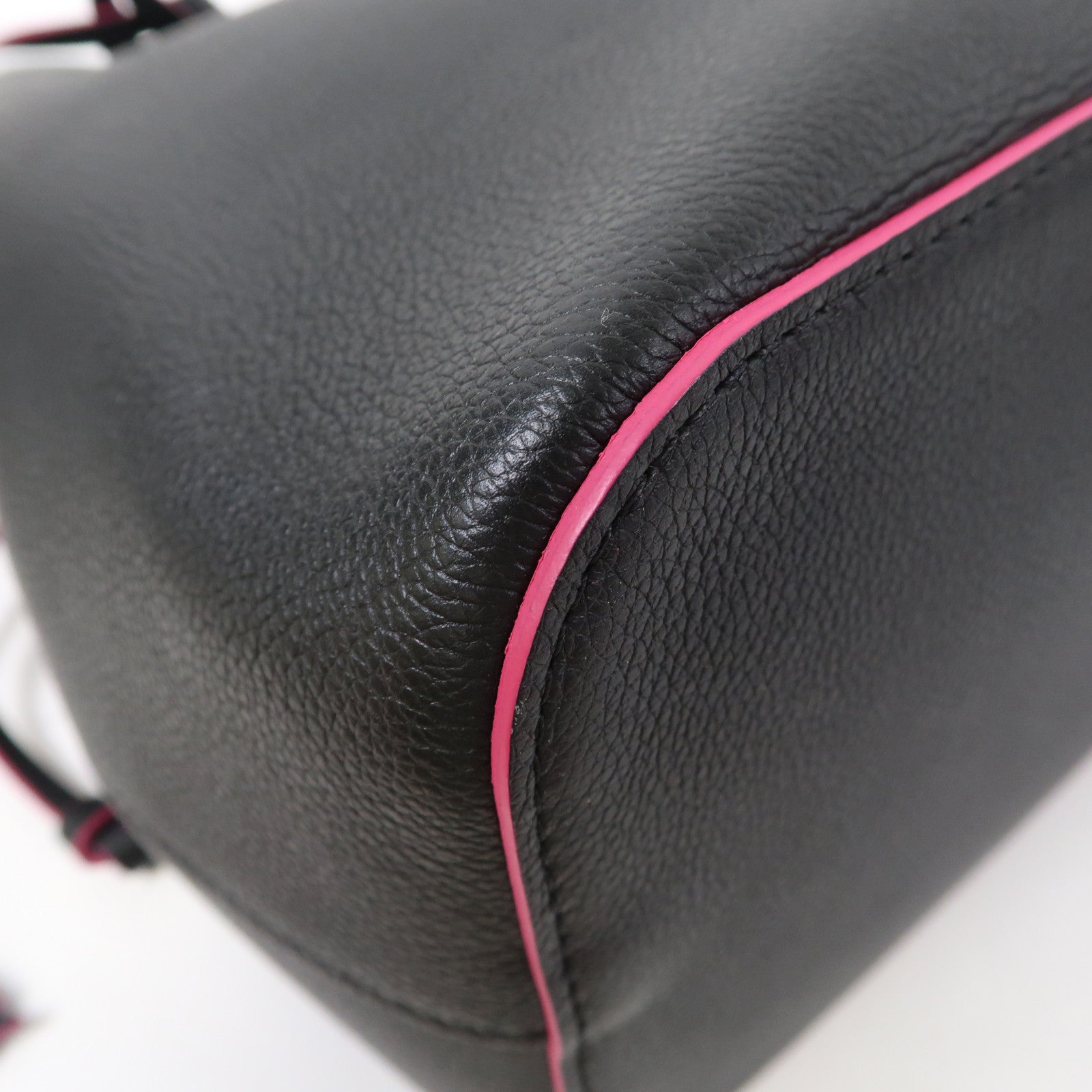 LOUIS VUITTON 牛皮皮革Lockme Bucket銀扣肩背袋黑色