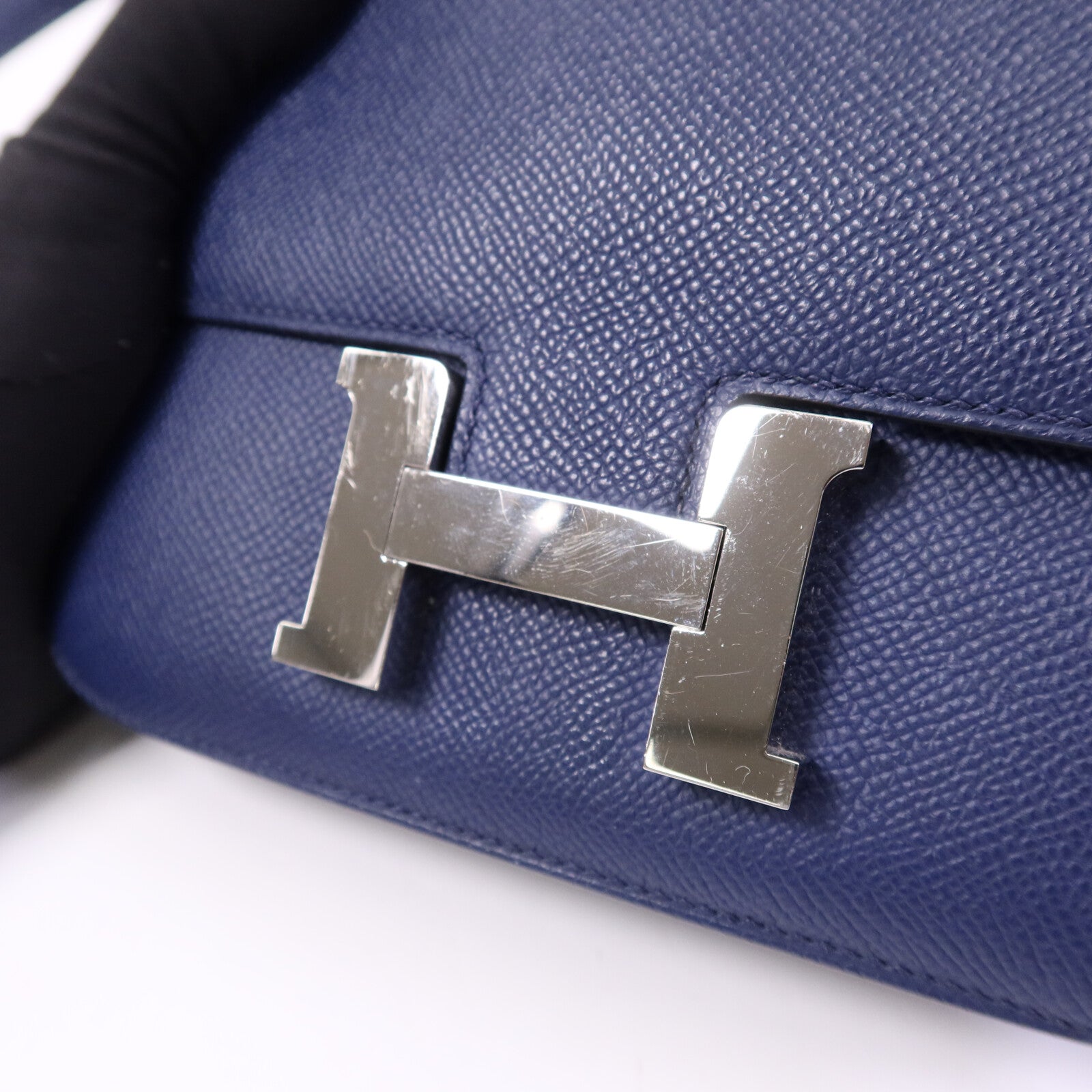 HERMES Epsom皮革Constance Mini銀扣肩背袋Bleu Saphir