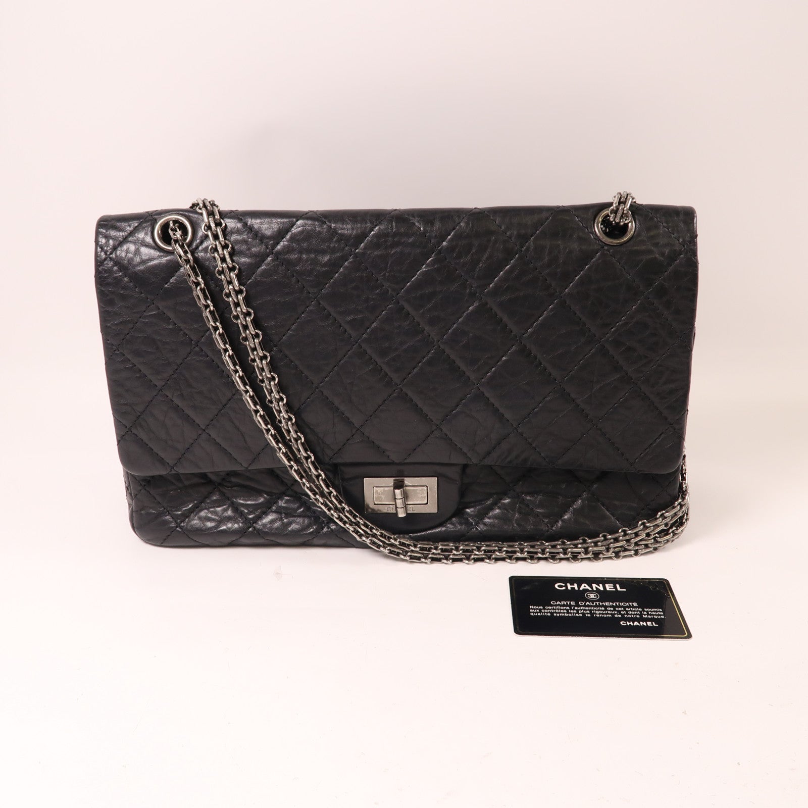 CHANEL 皮革Maxi Classic銀扣鏈帶肩背袋金屬灰色