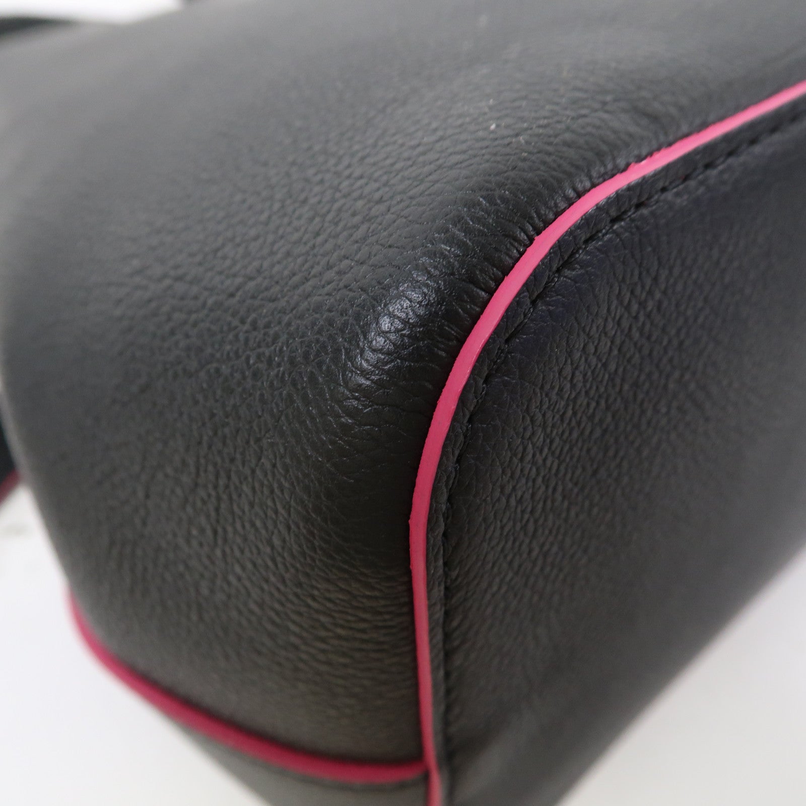 LOUIS VUITTON 牛皮皮革Lockme Bucket銀扣肩背袋黑色