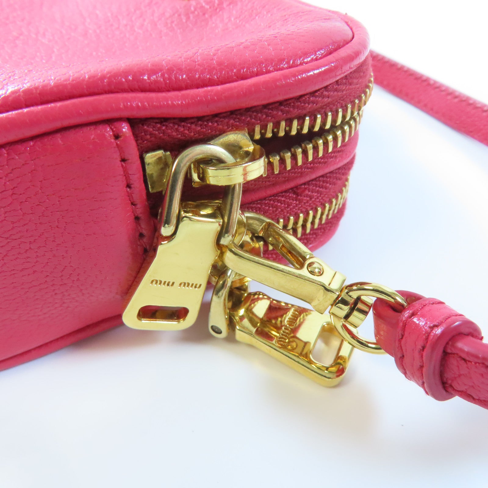 Miu Miu 牛皮皮革Pouch金扣手拿包粉紅色
