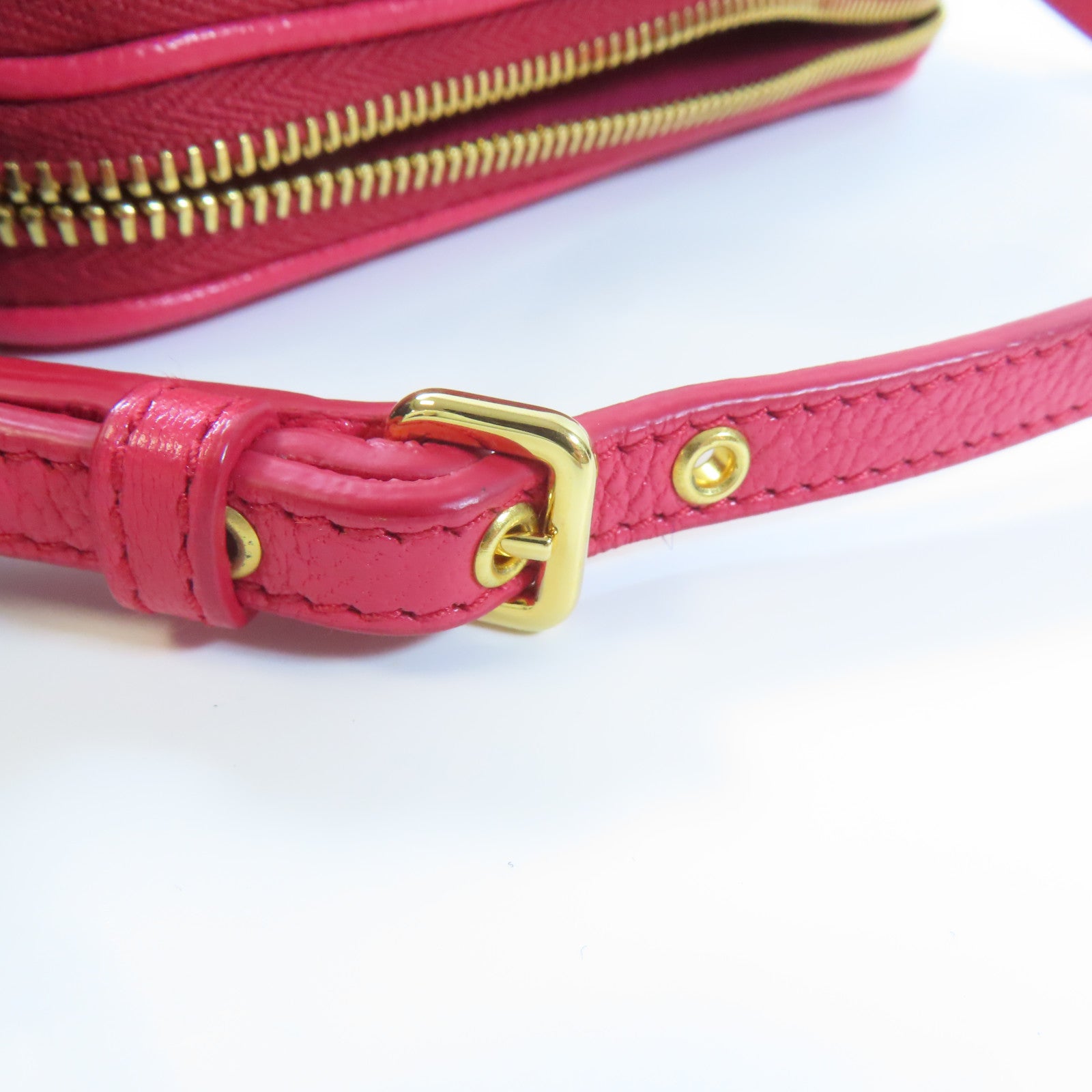Miu Miu 牛皮皮革Pouch金扣手拿包粉紅色