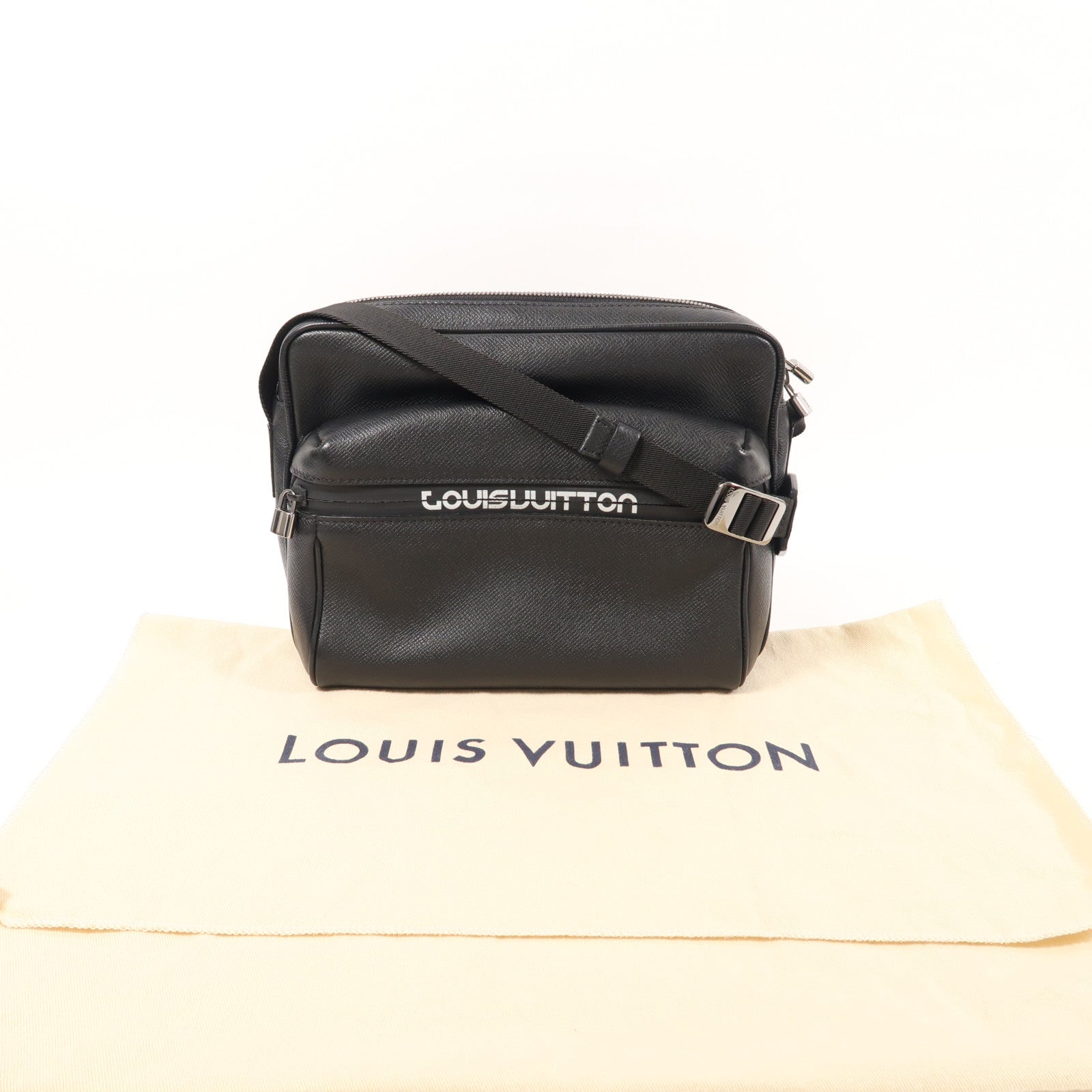 LOUIS VUITTON Taiga Messenger PM銀扣肩背袋