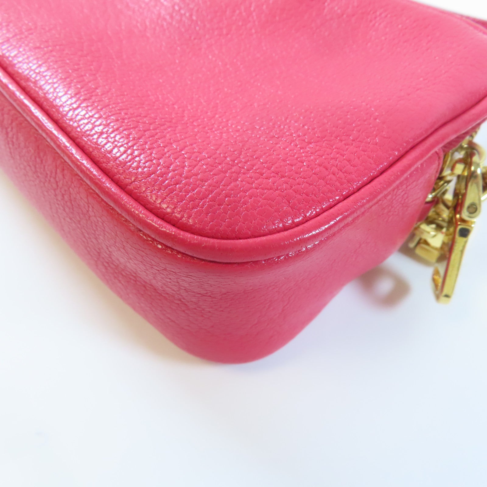 Miu Miu 牛皮皮革Pouch金扣手拿包粉紅色