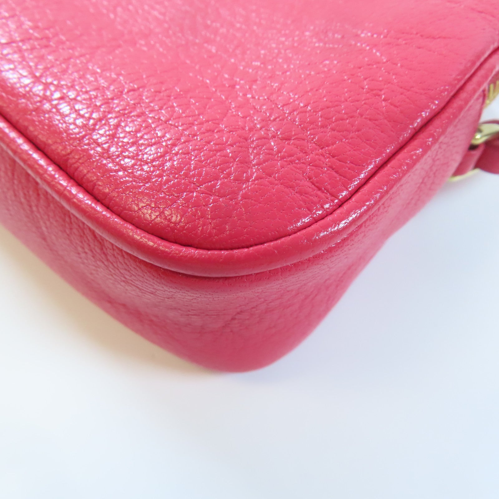 Miu Miu 牛皮皮革Pouch金扣手拿包粉紅色