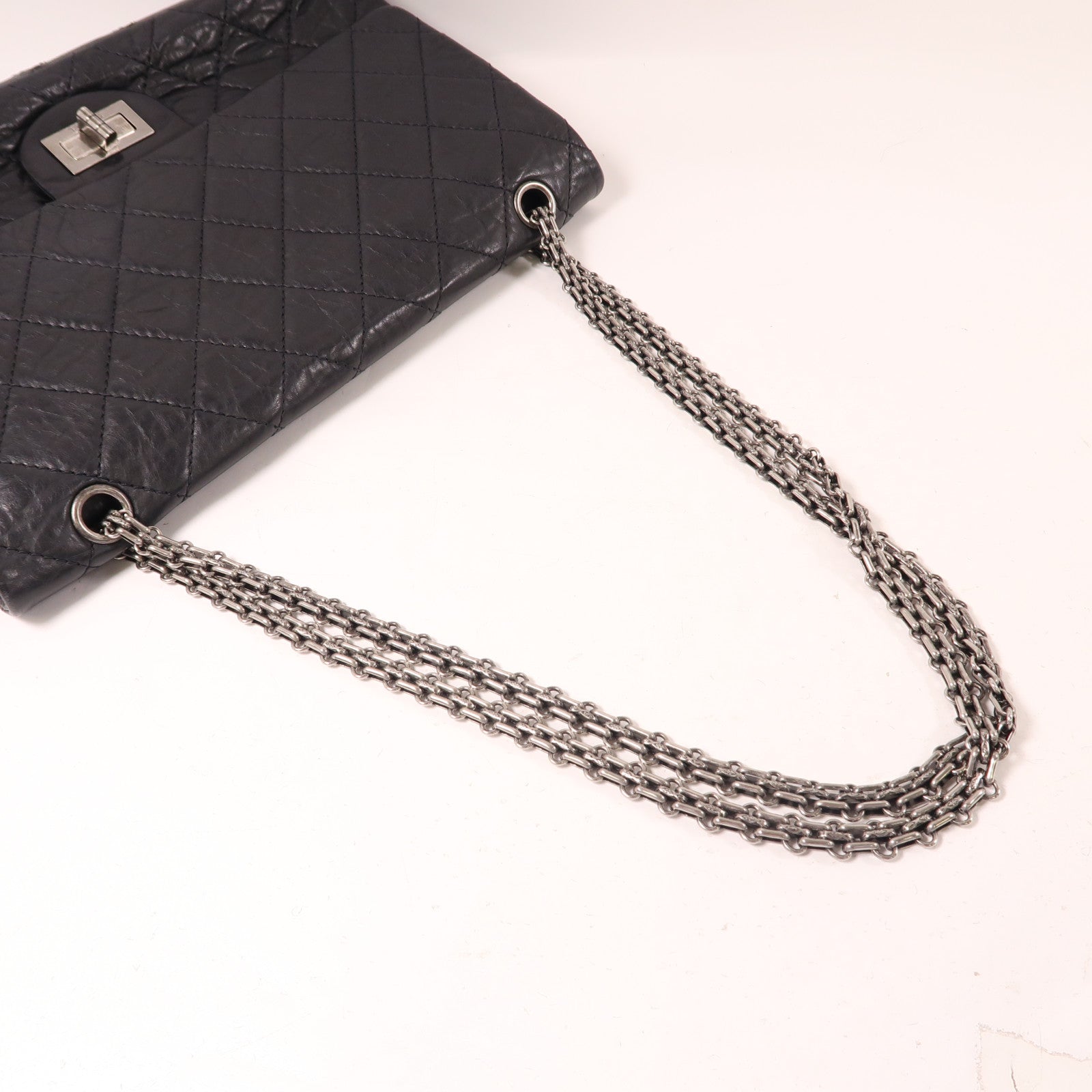 CHANEL 皮革Maxi Classic銀扣鏈帶肩背袋金屬灰色