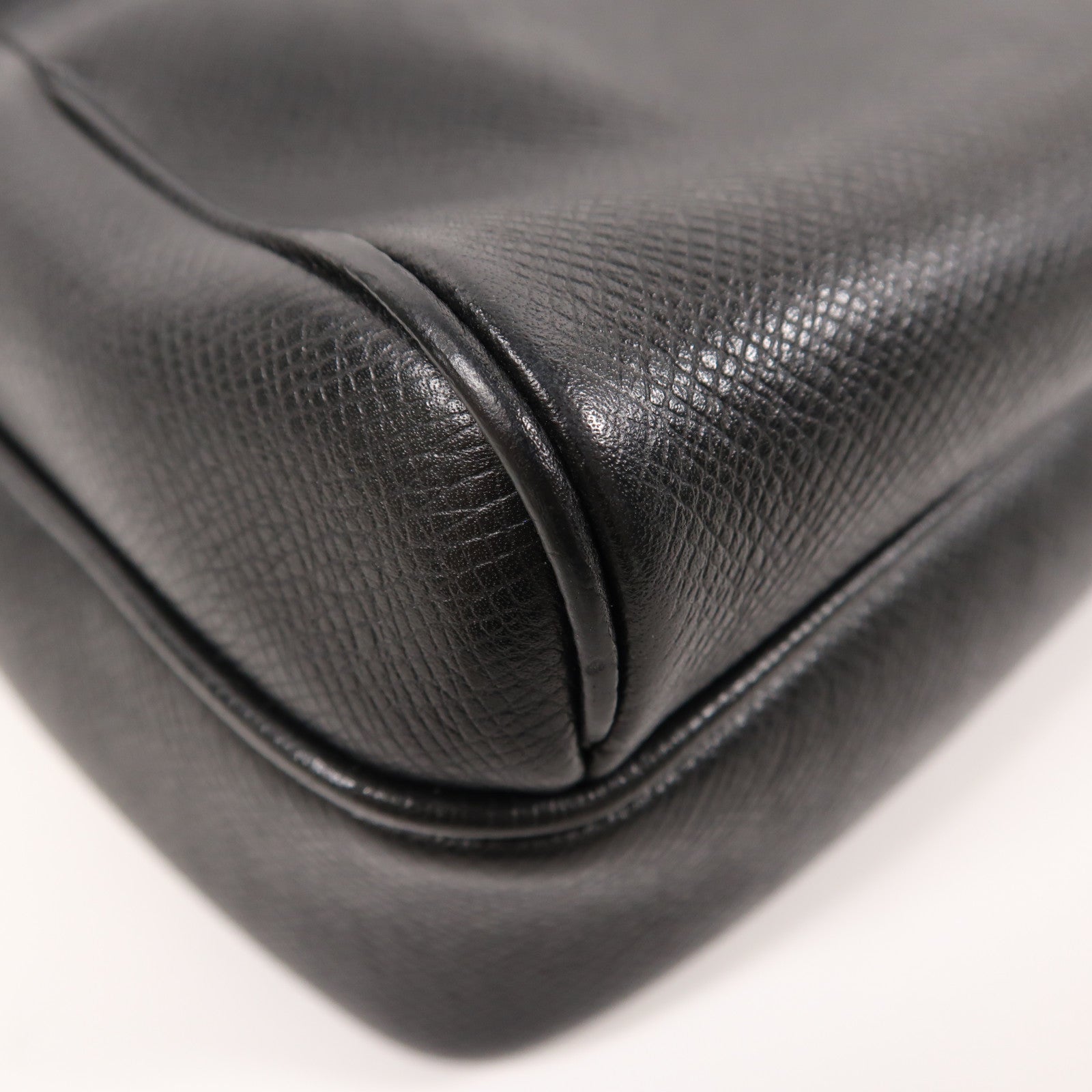 LOUIS VUITTON Taiga Messenger PM銀扣肩背袋